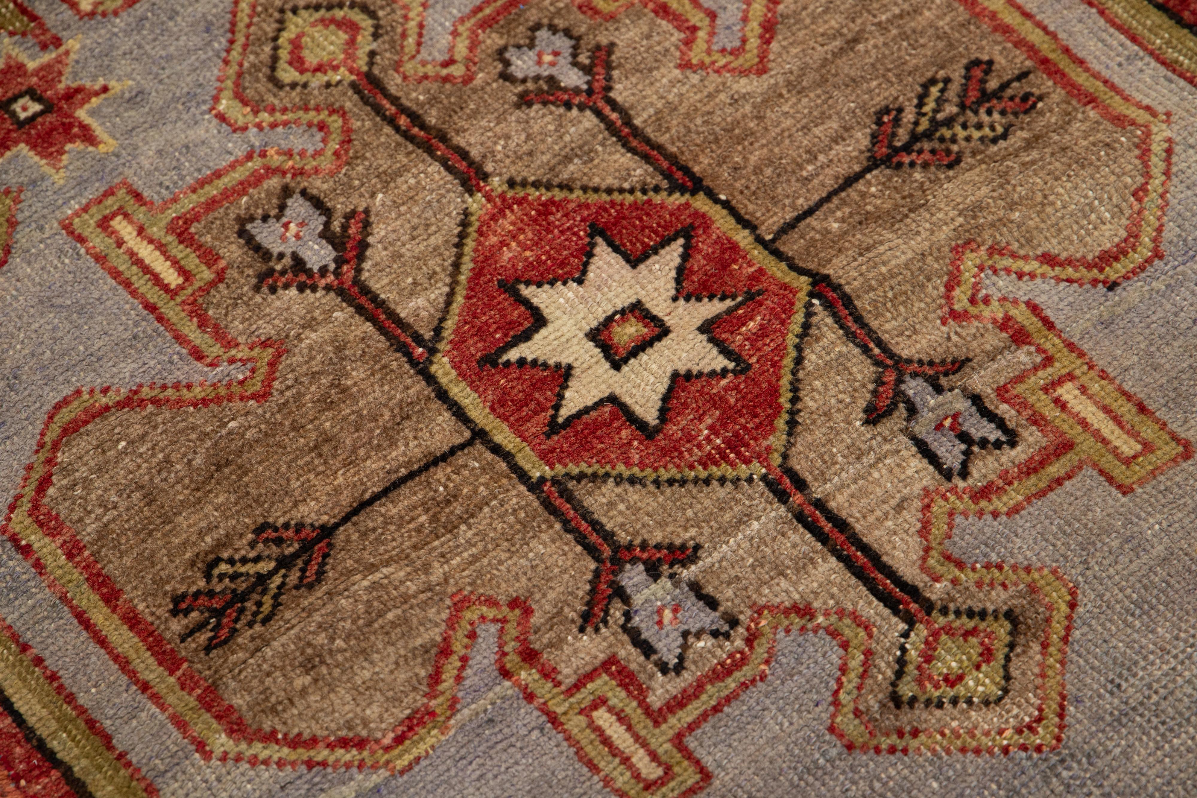 Roter türkischer Anatolischer handgefertigter Woll-Läufer im Vintage-Stil mit geometrischem Design (Handgeknüpft) im Angebot