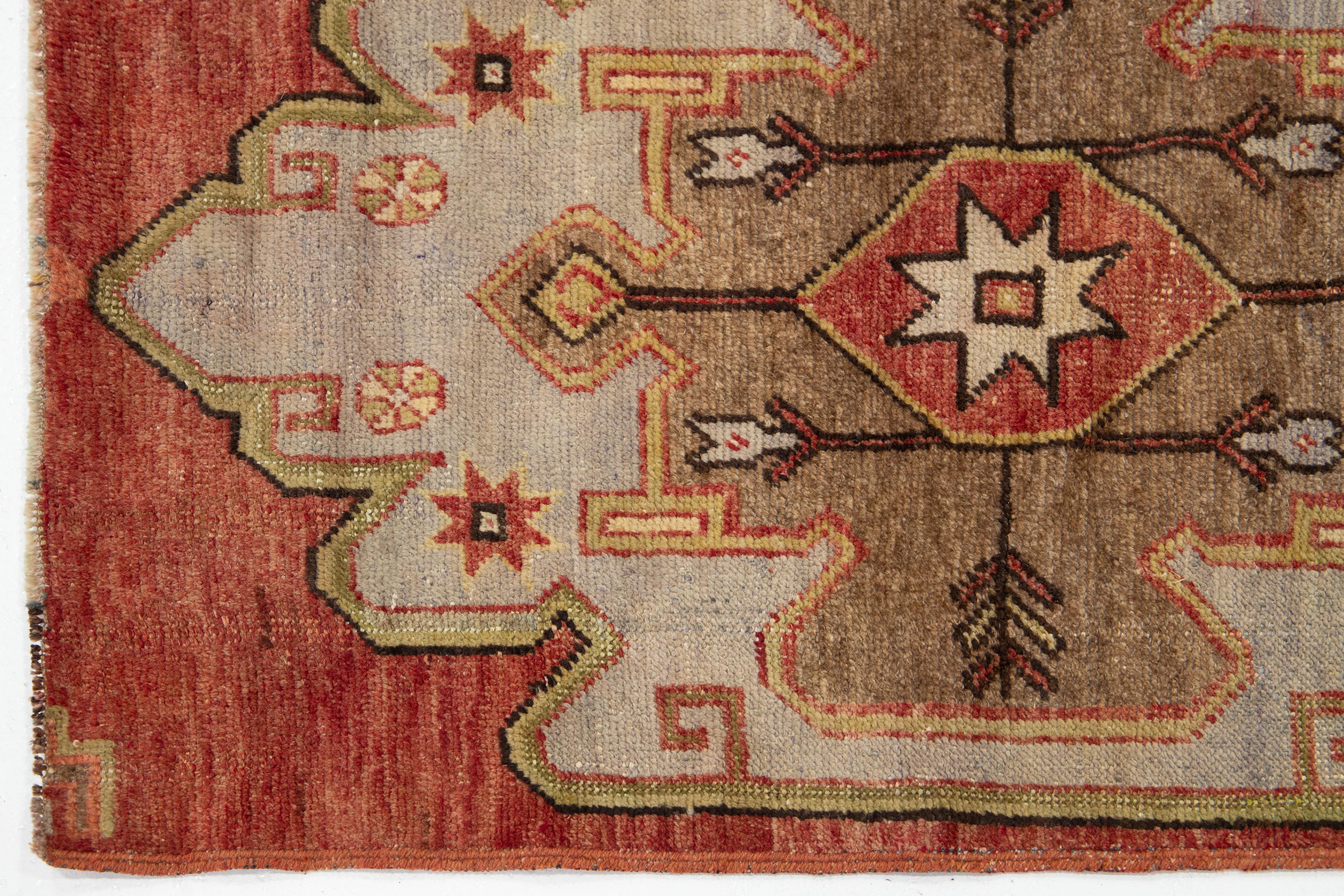 Roter türkischer Anatolischer handgefertigter Woll-Läufer im Vintage-Stil mit geometrischem Design im Zustand „Hervorragend“ im Angebot in Norwalk, CT