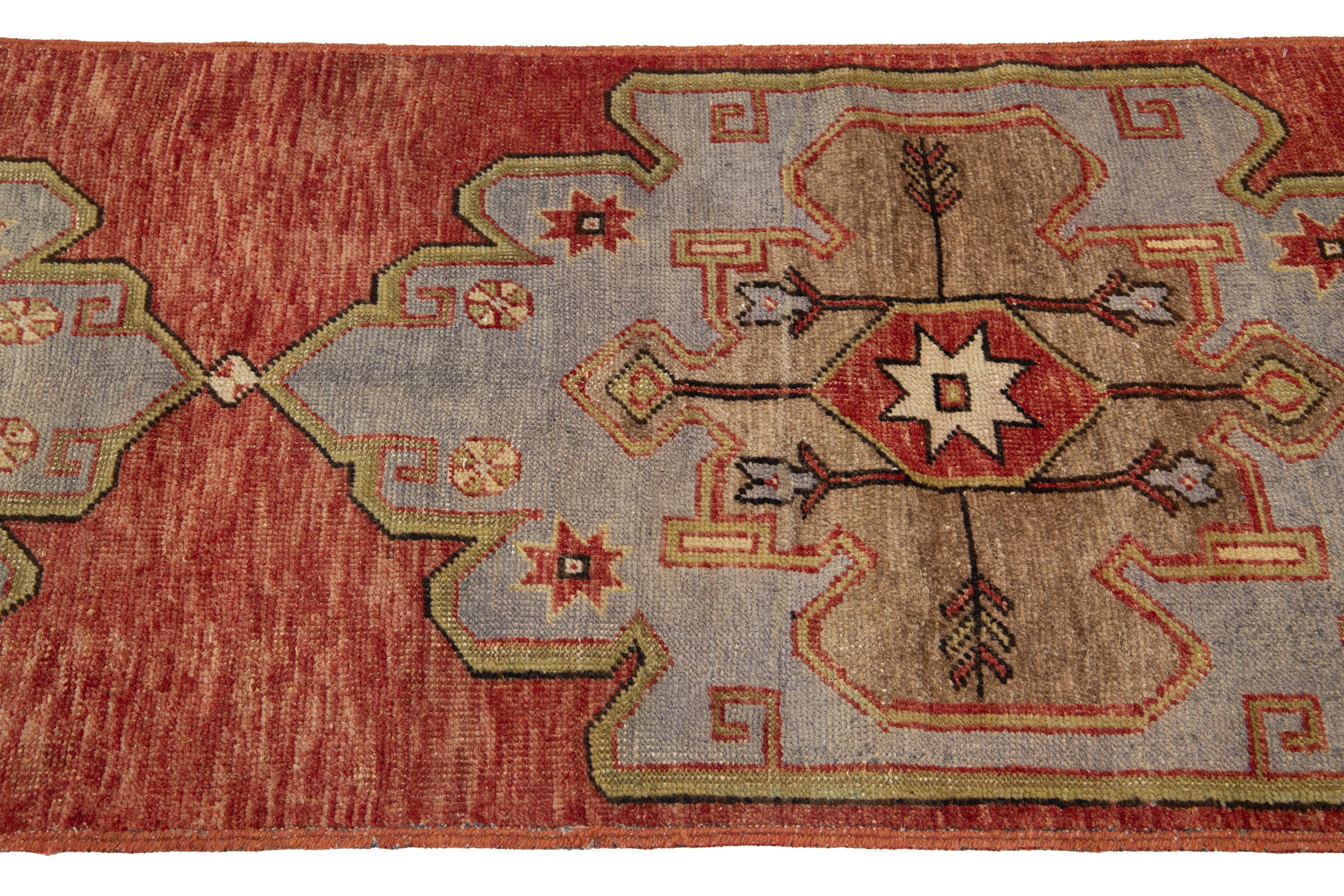 Roter türkischer Anatolischer handgefertigter Woll-Läufer im Vintage-Stil mit geometrischem Design (20. Jahrhundert) im Angebot