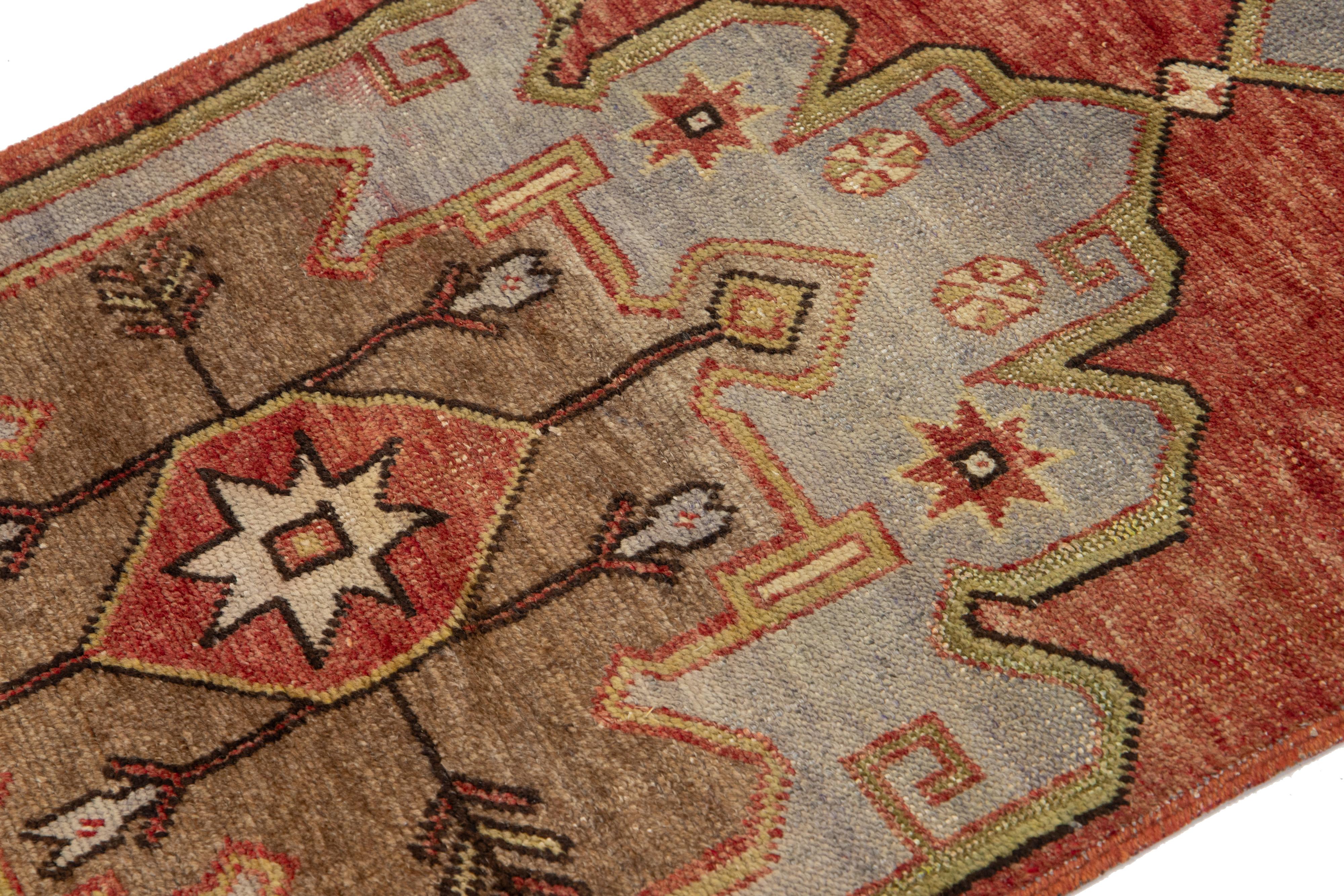 Roter türkischer Anatolischer handgefertigter Woll-Läufer im Vintage-Stil mit geometrischem Design (Wolle) im Angebot