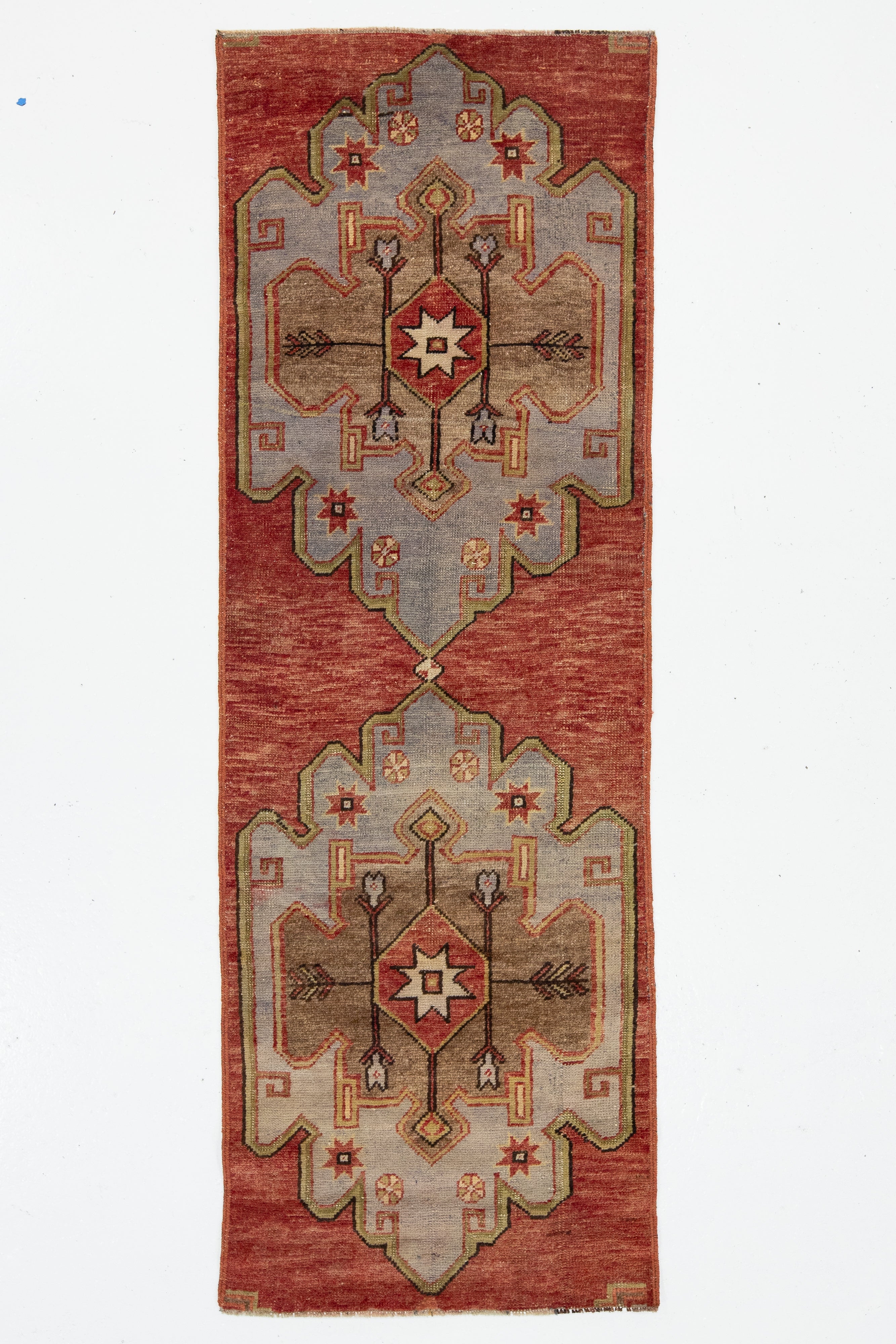 Roter türkischer Anatolischer handgefertigter Woll-Läufer im Vintage-Stil mit geometrischem Design im Angebot 1