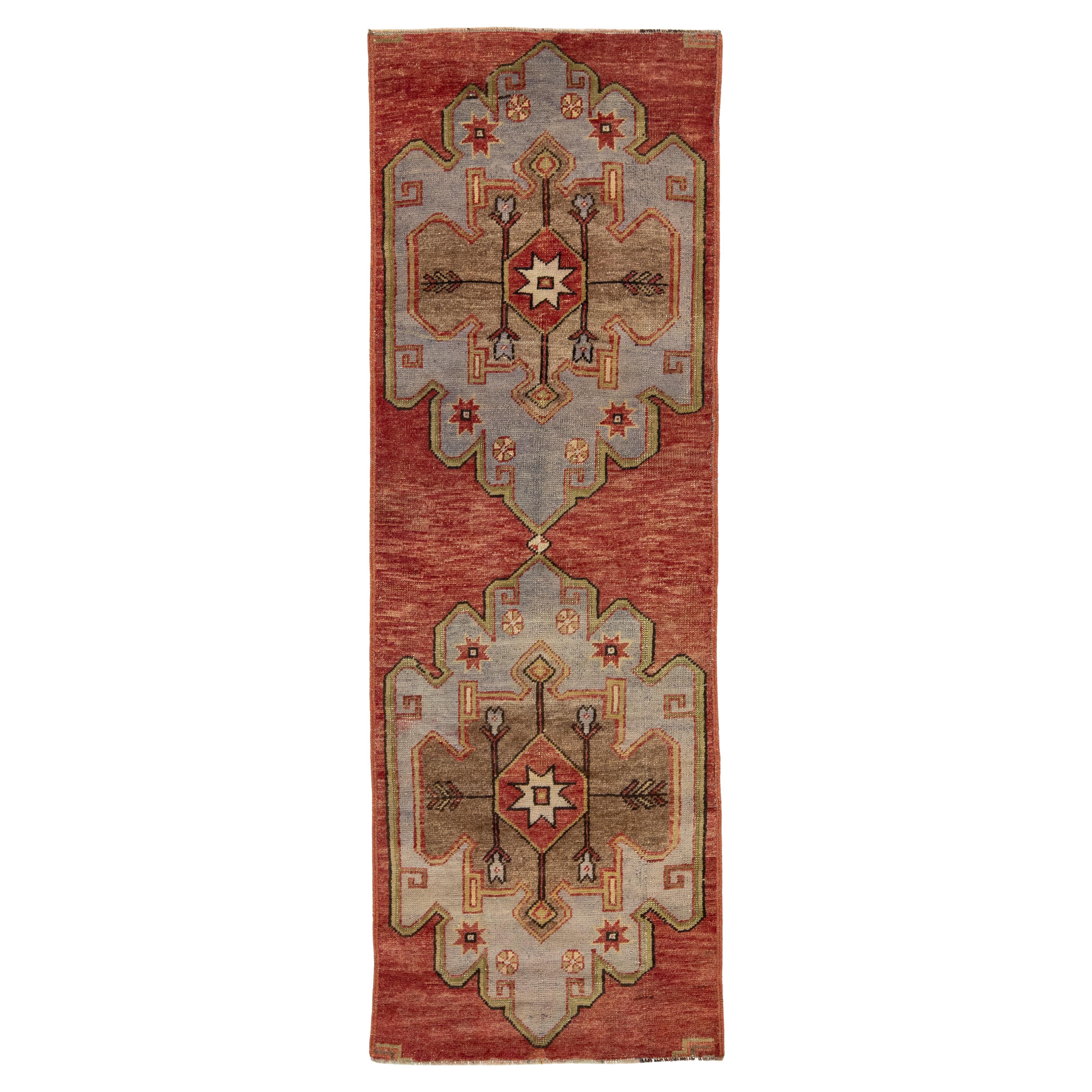 Roter türkischer Anatolischer handgefertigter Woll-Läufer im Vintage-Stil mit geometrischem Design