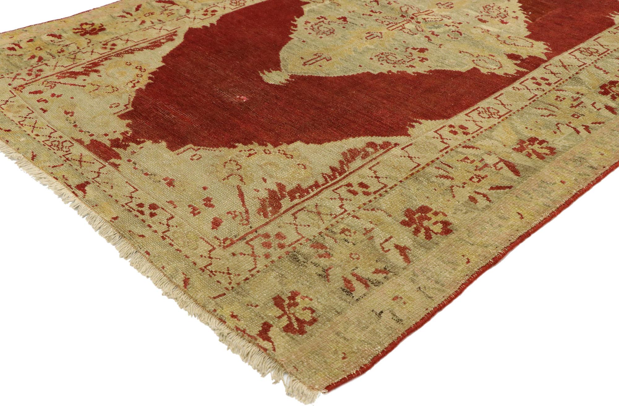 73932 Tapis Oushak turc vintage, 03'06 x 05'04. Entrez dans un monde où l'histoire de l'Anatolie et l'art raffiné s'entremêlent, tissant élégance et charme dans ce tapis Oushak turc vintage en laine nouée à la main. Imaginez une somptueuse étendue