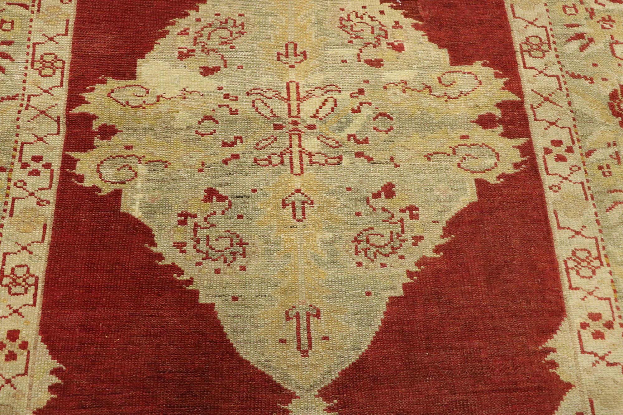 Noué à la main Tapis d'Oushak turc rouge à fleurs en vente