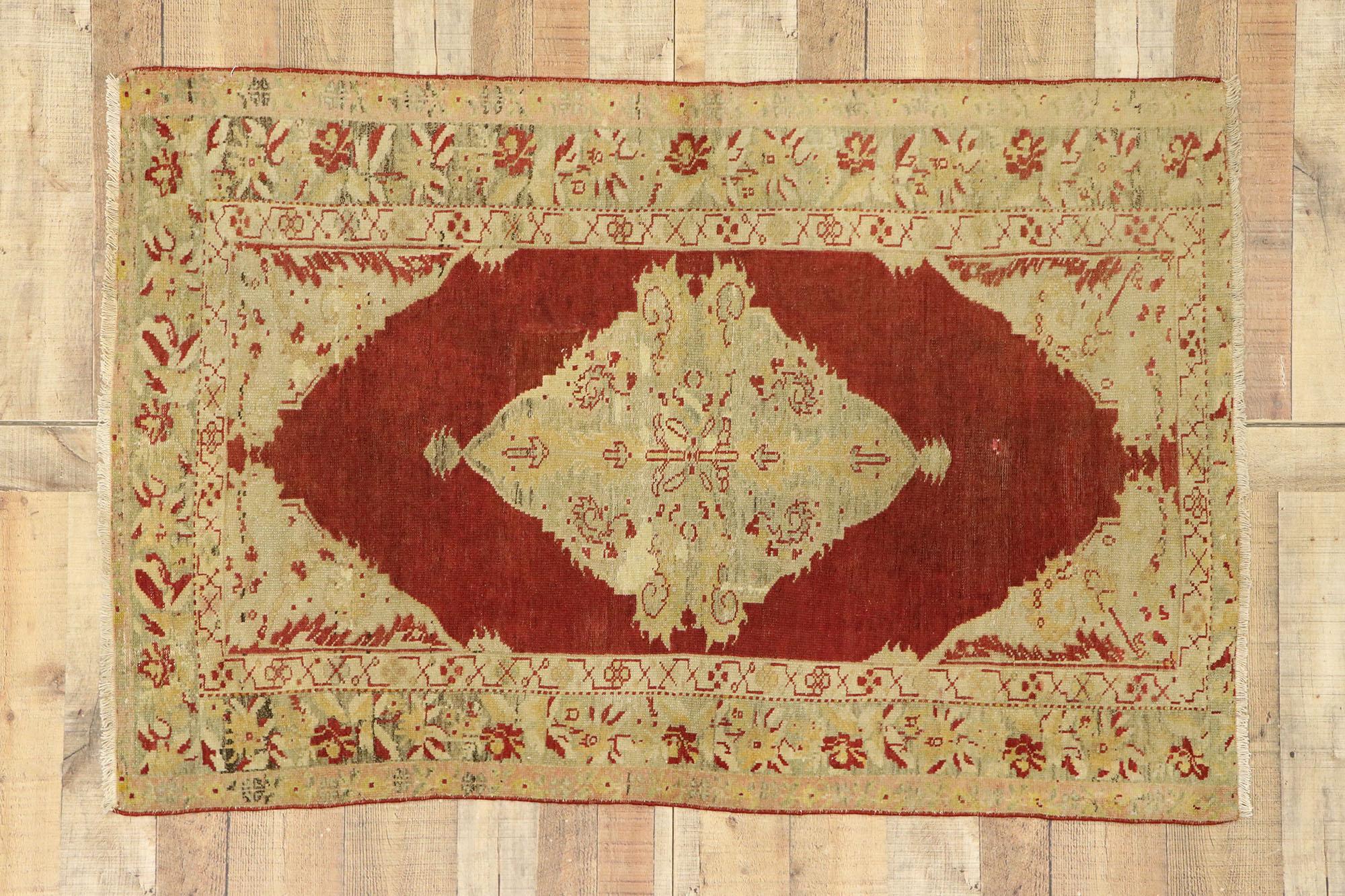Tapis d'Oushak turc rouge à fleurs en vente 1