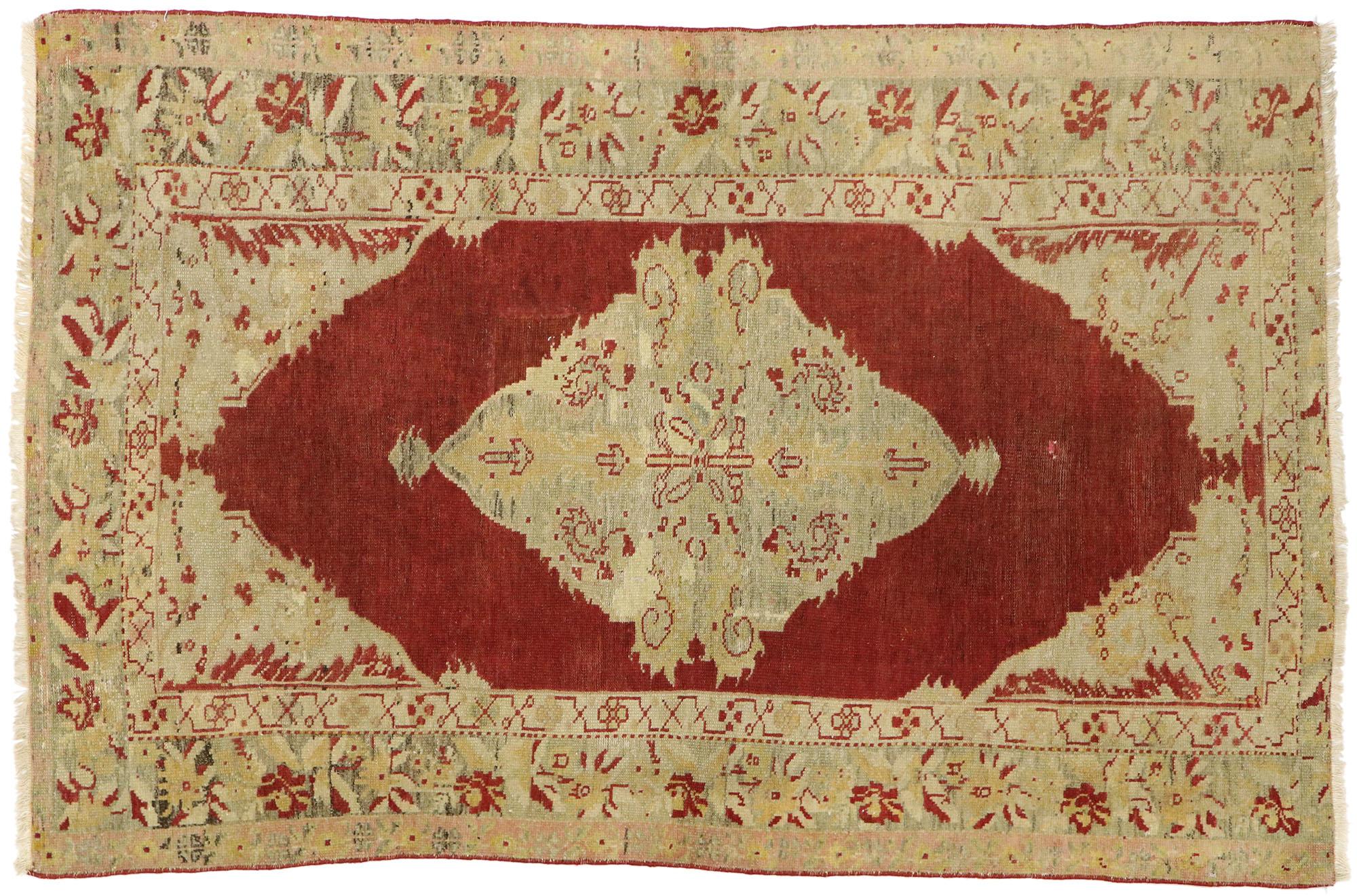 Tapis d'Oushak turc rouge à fleurs en vente 2