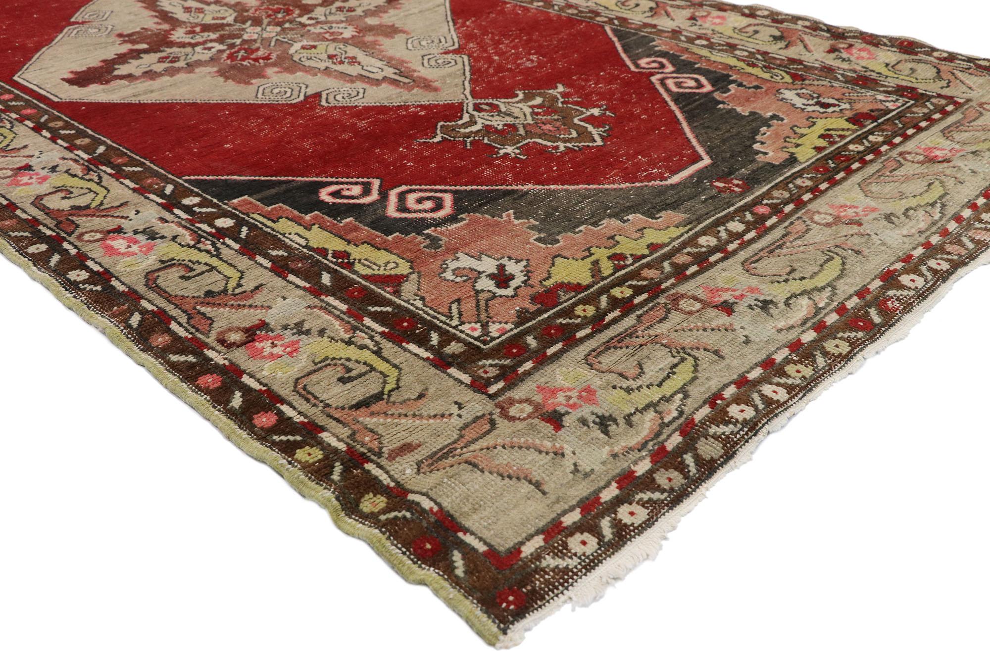73674 Vintage Red Turkish Oushak Rug Runner, 03'07 x 11'07. Türkische Oushak-Teppichläufer verkörpern einen einzigartigen Stil traditioneller Teppiche, die ihre Wurzeln in der Oushak-Region im Westen der Türkei haben. Diese Läufer sind für ihre