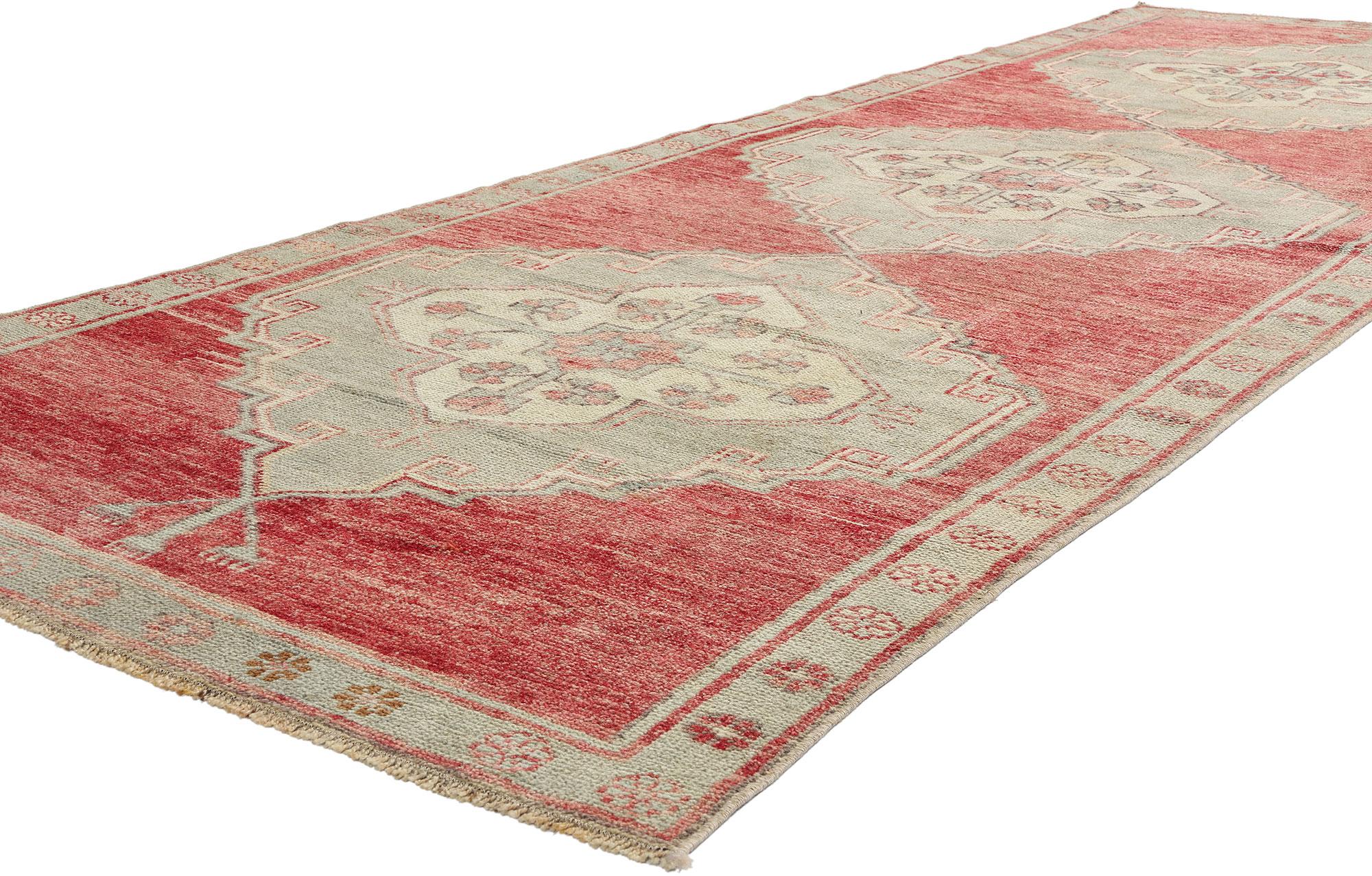 53920 Vintage Red Turkish Oushak Rug Runner, 03'08 x 10'02. Les chemins de tapis turcs Oushak sont un type de tapis traditionnel originaire de la région d'Oushak, dans l'ouest de la Turquie. Ces coureurs sont réputés pour leurs designs uniques, qui