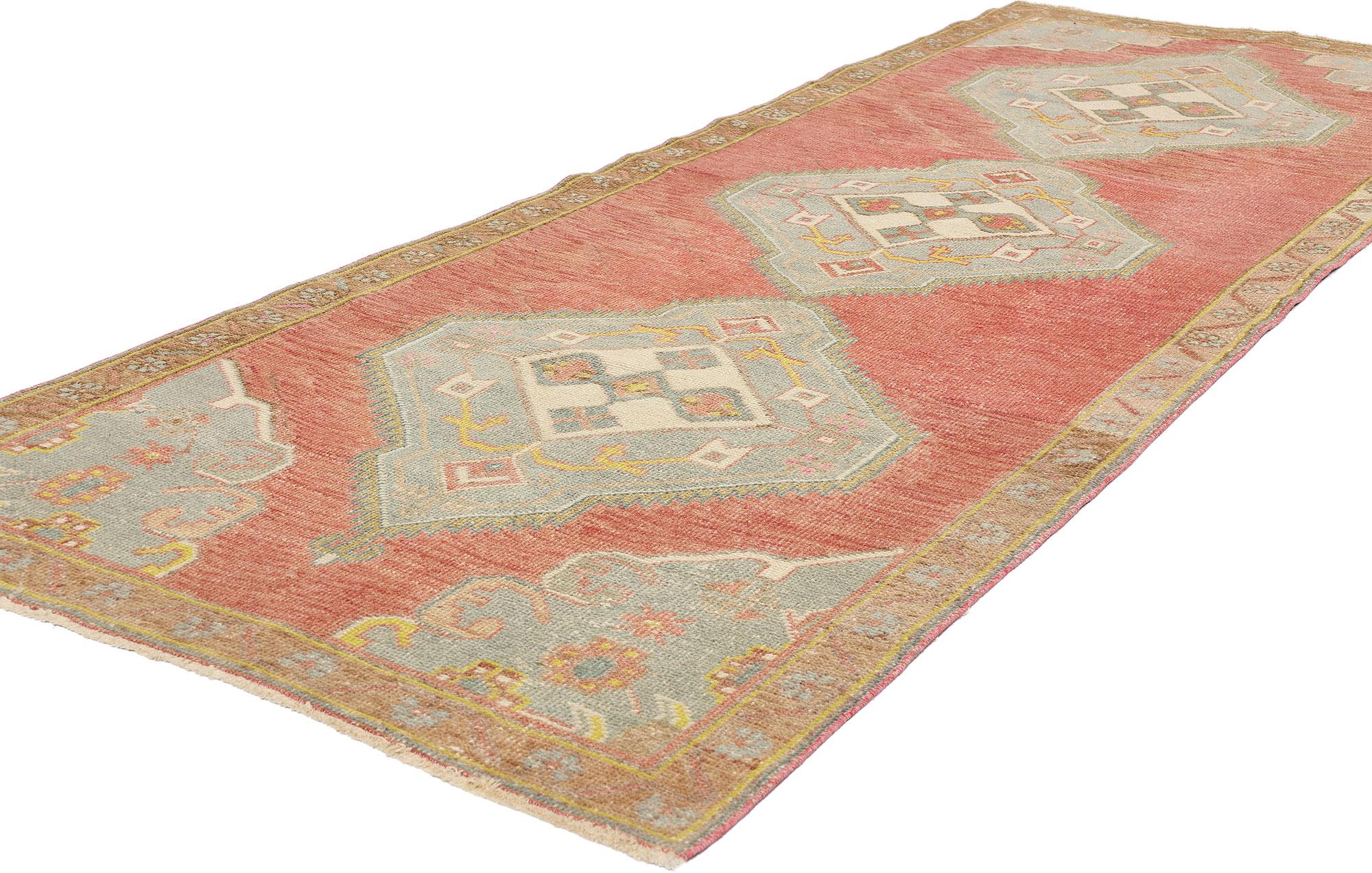 53917 Alfombra Corredera Turca Oushak Rojo Vintage, 03'05 x 09'07. Este pasillo de alfombra turca Oushak vintage de lana anudada a mano encanta con un sorprendente equilibrio de colores vibrantes y tenues, mostrando la artesanía tradicional en un