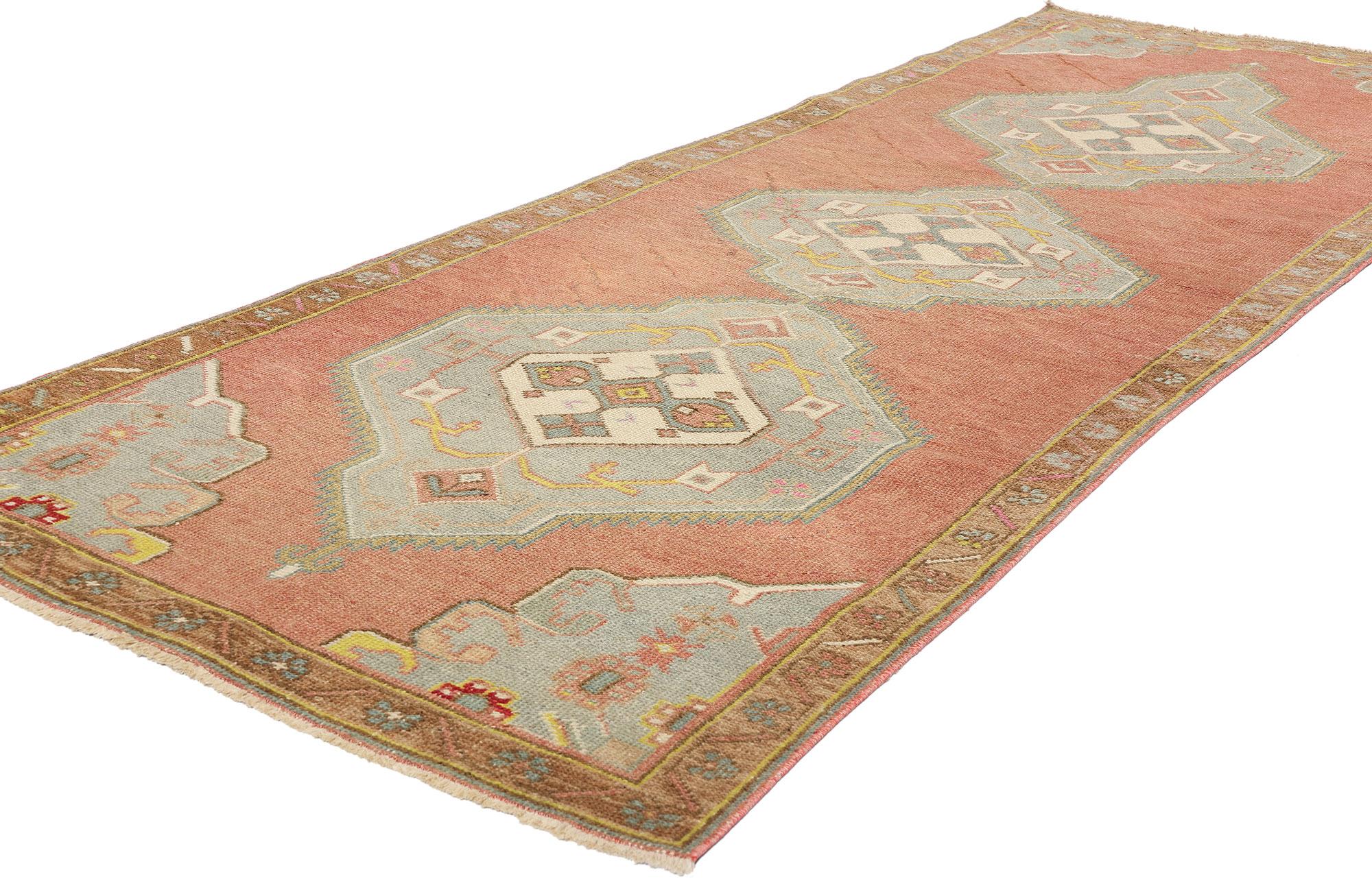 53918 Vintage Red Turkish Oushak Rug Runner, 03'05 x 09'06. Ce chemin de tapis Oushak turc vintage en laine tissée à la main séduit par un mélange harmonieux de tons de terre clairs et doux, témoignant d'un savoir-faire artisanal dans un motif qui