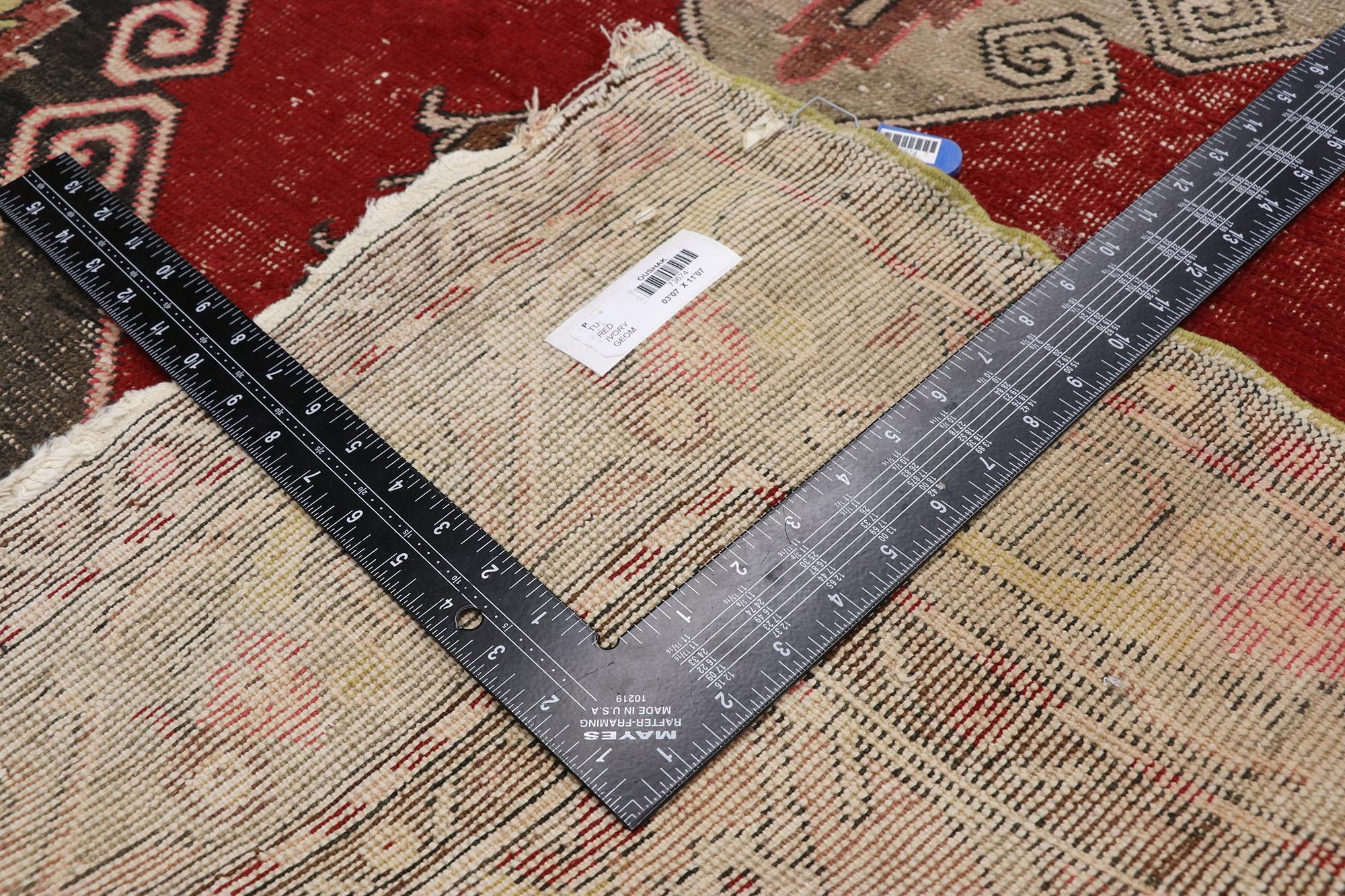 Roter türkischer Oushak-Teppich im Vintage-Stil im Zustand „Starke Gebrauchsspuren“ im Angebot in Dallas, TX
