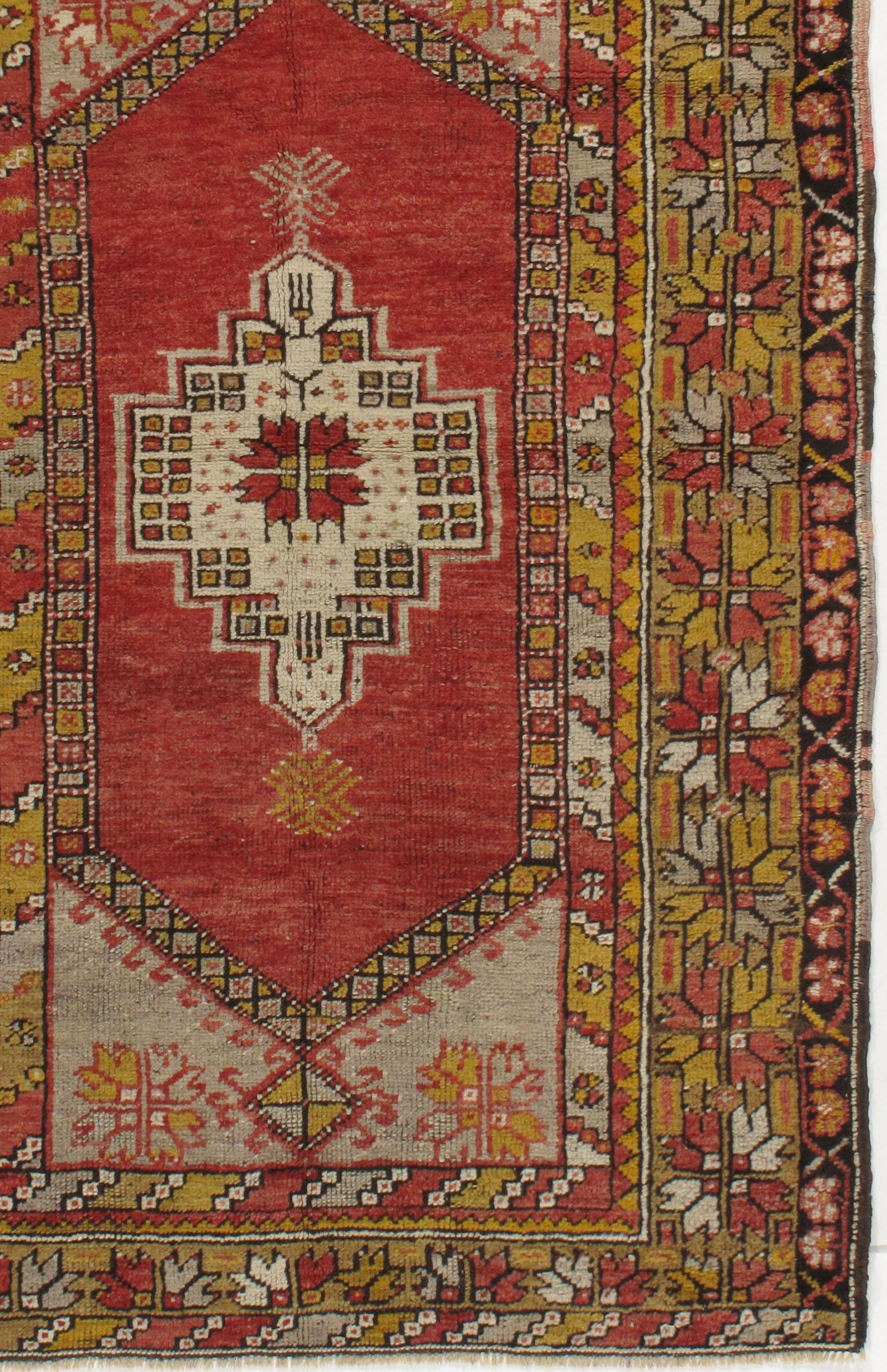 Vintage Rot Türkisch Oushak Teppich 3'5 X 5'1 im Zustand „Gut“ im Angebot in New York, NY