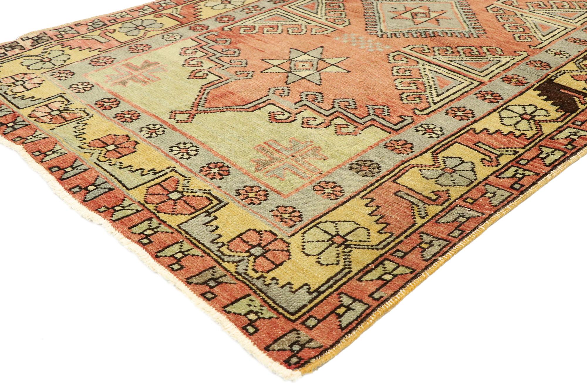 51315 Tapis Oushak turc vintage, 03'05 X 05'04. L'enchantement tribal se mêle à l'histoire de l'Anatolie dans ce tapis Oushak turc vintage en laine noué à la main. Au cœur de la composition se trouve un losange de diamants dentelés, flanqué de part