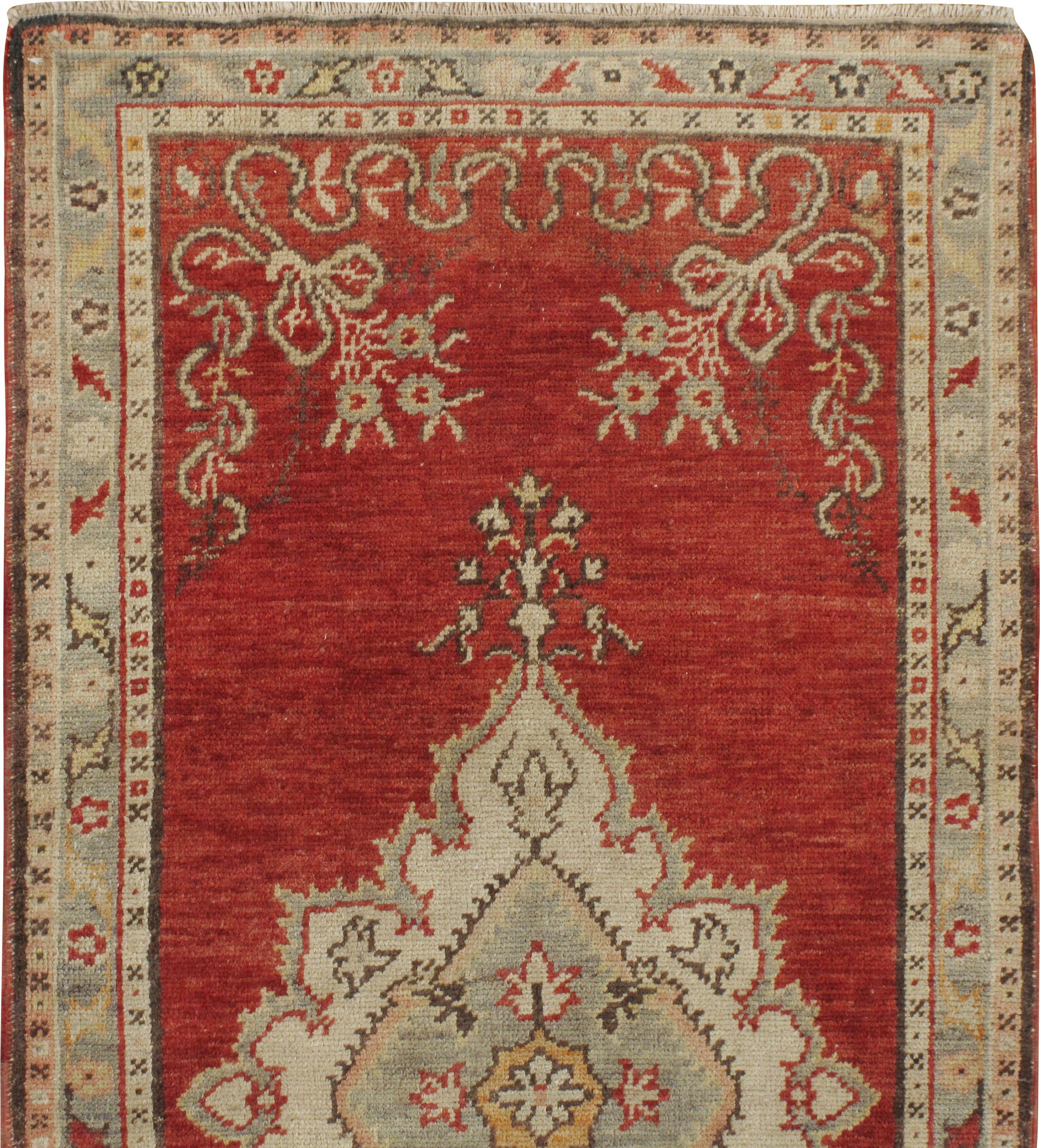 Vintage Rot Türkisch Oushak Teppich Läufer, 2'9 x 10'9 (Handgeknüpft) im Angebot
