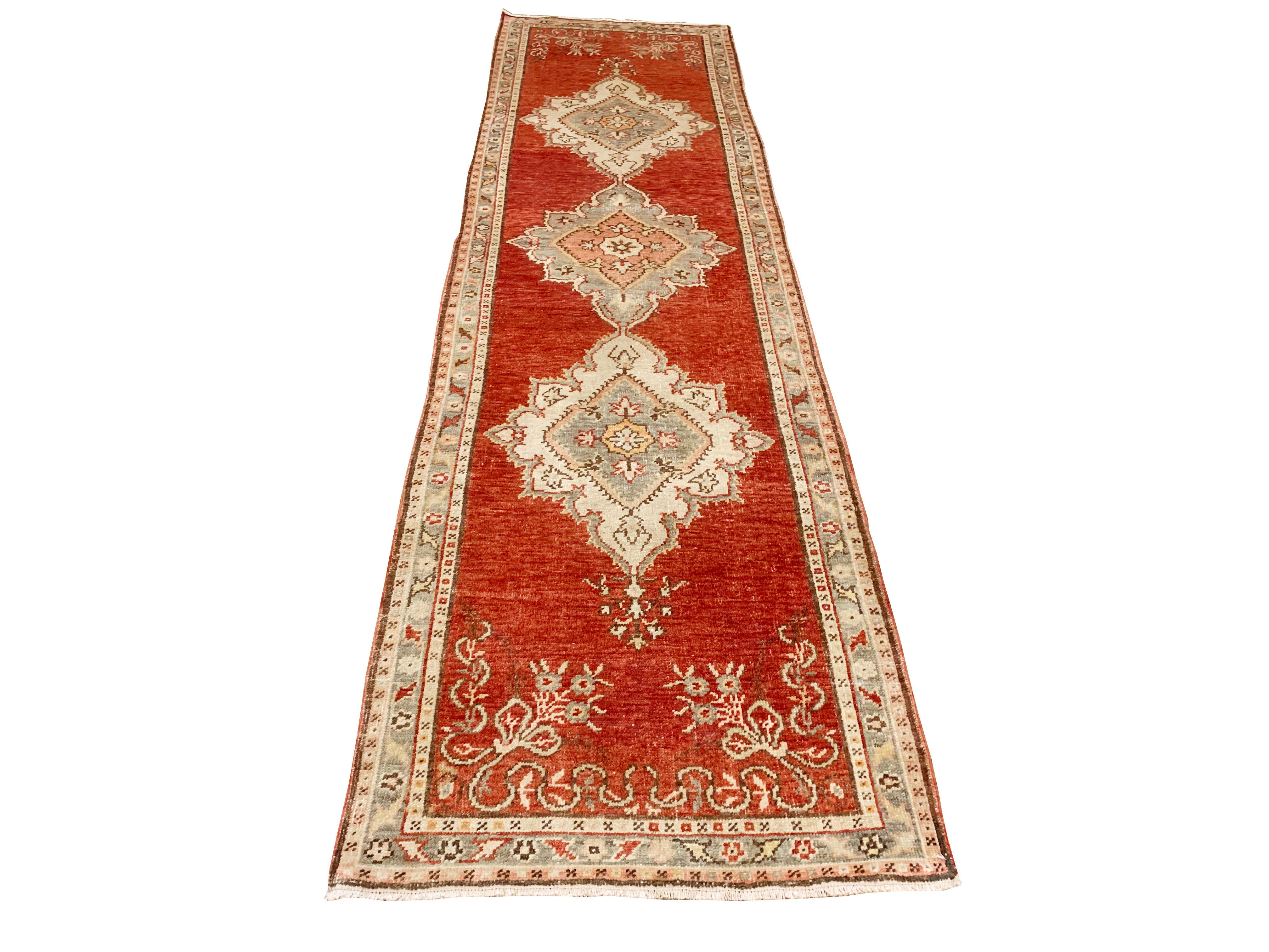Vintage Rot Türkisch Oushak Teppich Läufer, 2'9 x 10'9 im Zustand „Gut“ im Angebot in New York, NY