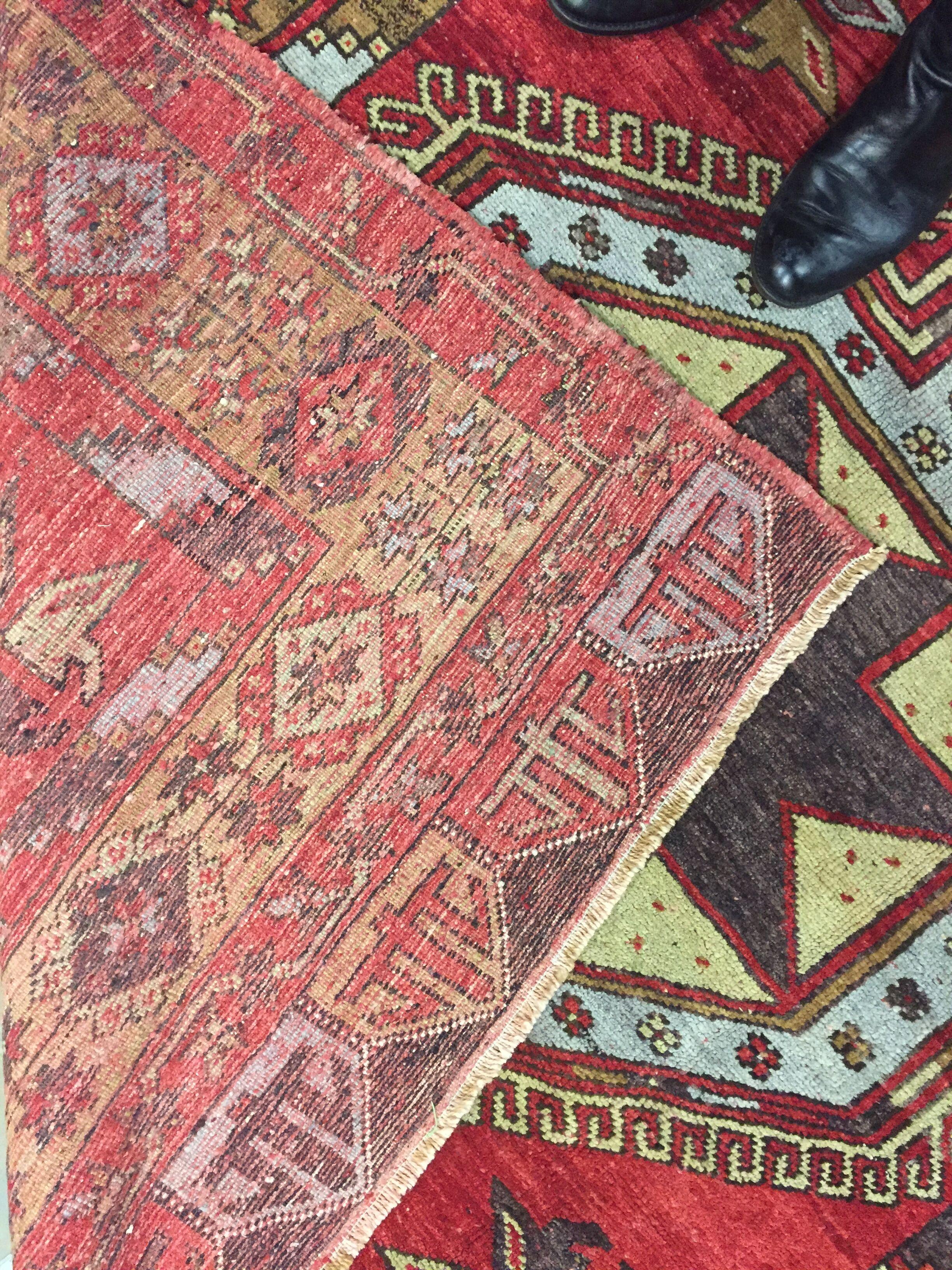 4'11 x 12'10. Handgeknüpft in der Türkei, wo die Teppichweberei eher eine Kultur als ein Geschäft ist. Teppiche von Oushak sind für die hohe Qualität ihrer Wolle sowie für ihre schönen Muster und warmen Farben bekannt. Farben: