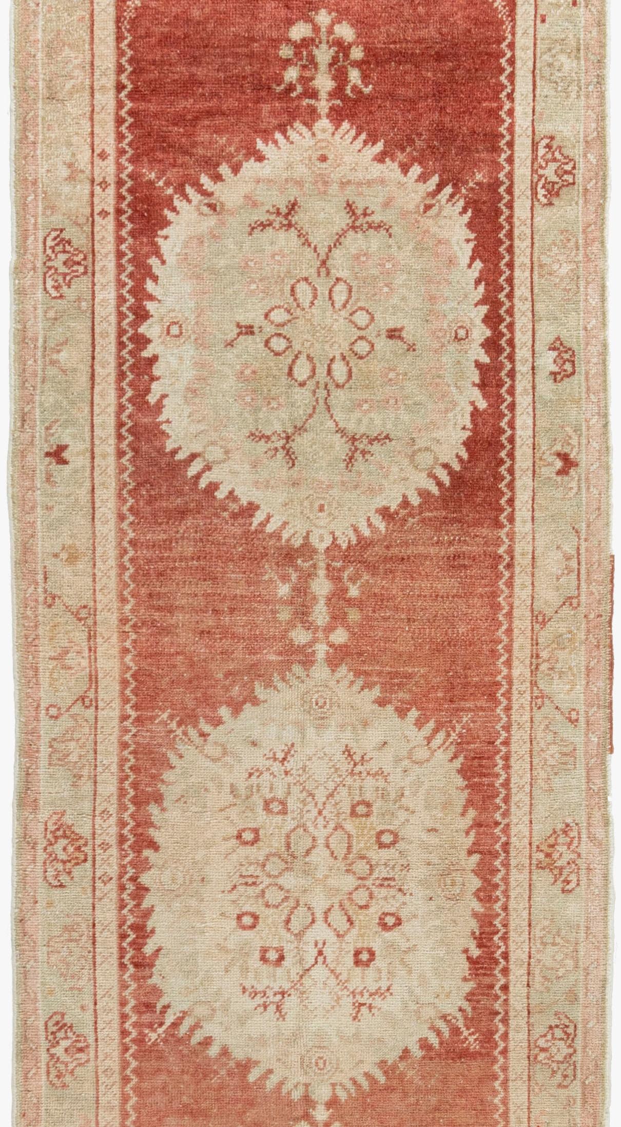 Roter türkischer Oushak-Läufer, Vintage (Wolle) im Angebot