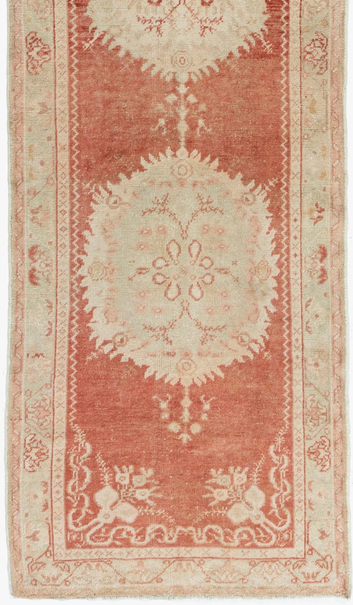 Roter türkischer Oushak-Läufer, Vintage im Angebot 1