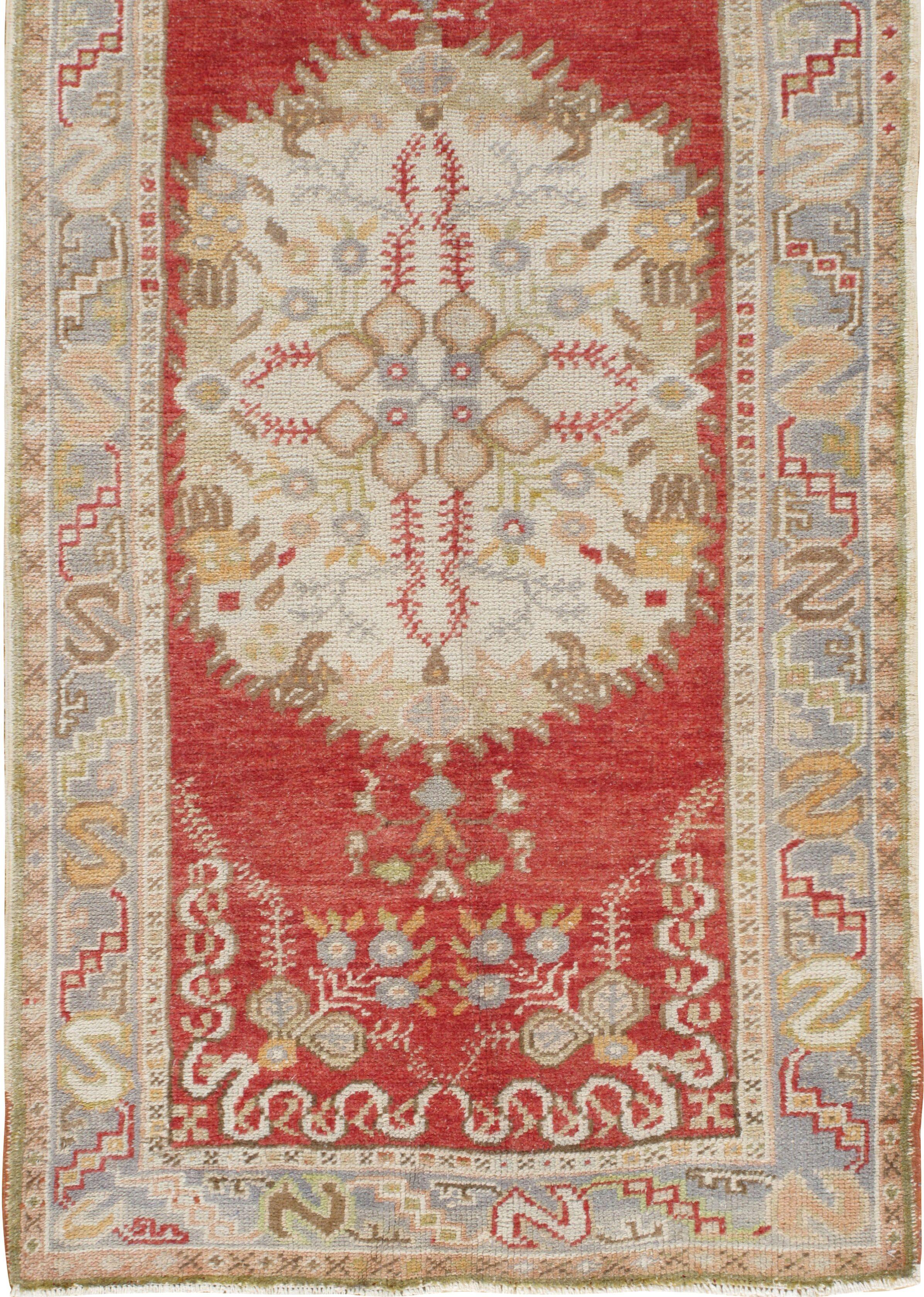 Annodato a mano Tappeto Oushak rosso vintage, 2'11 x 11' in vendita