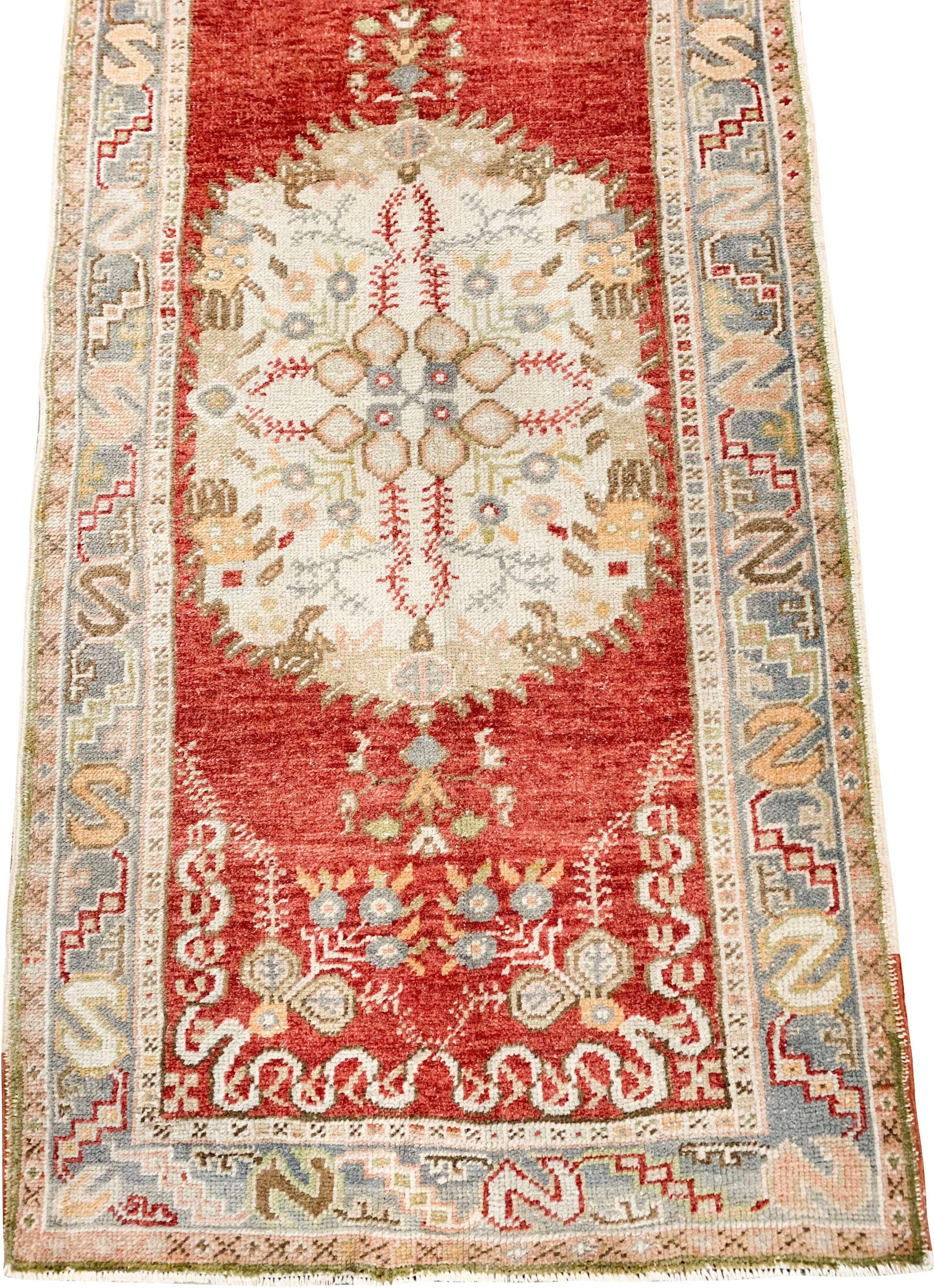 Lana Tappeto Oushak rosso vintage, 2'11 x 11' in vendita