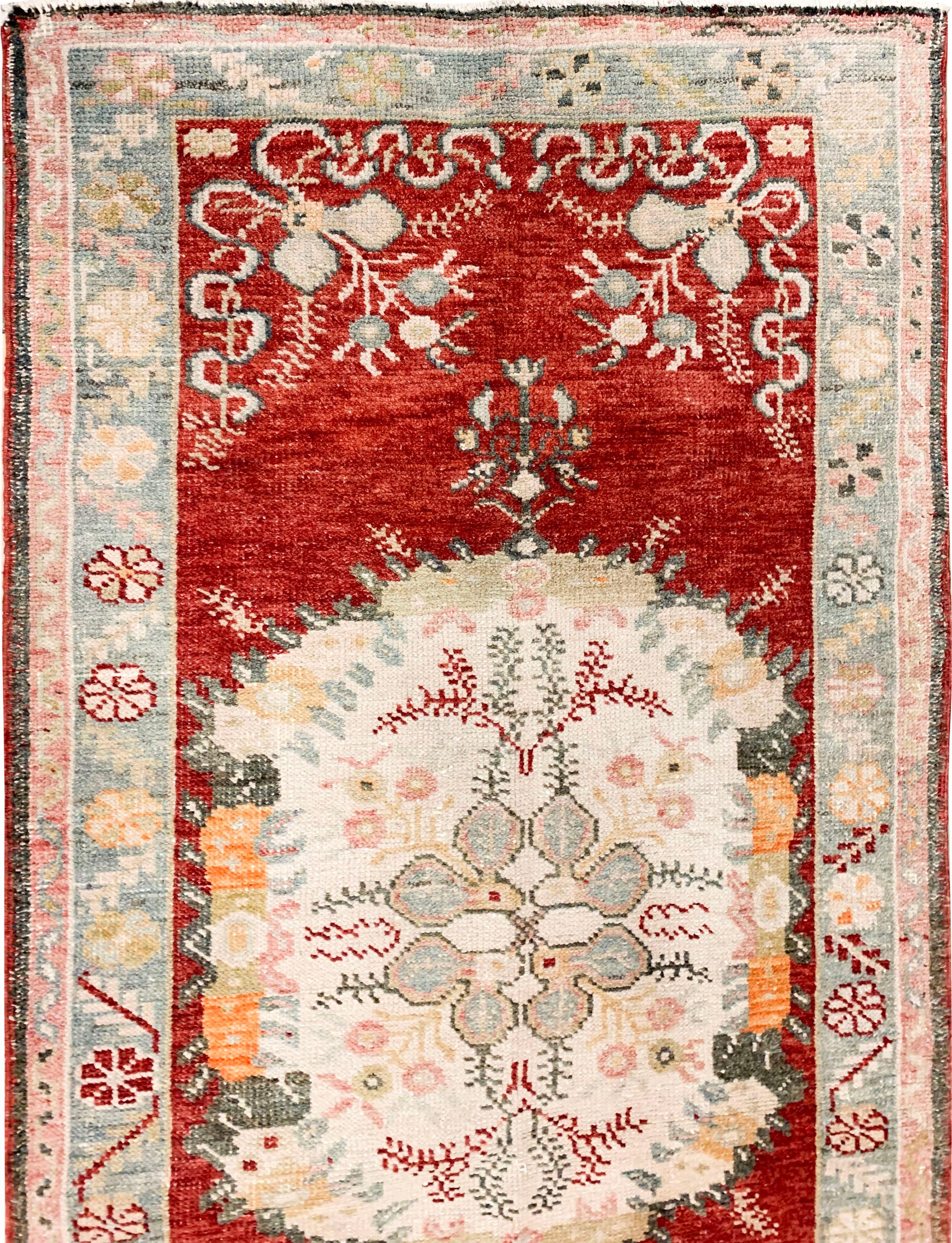 2'11 x 11'5. Tessuti a mano in Turchia, dove la tessitura dei tappeti è una cultura piuttosto che un'attività commerciale. I tappeti provenienti dalla Turchia sono noti per l'alta qualità della loro lana, per i loro bellissimi disegni e per i colori