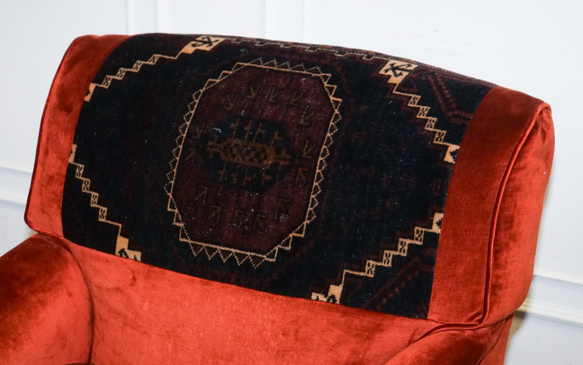 VINTAGE RED VELVET & AZTEC KILIM UPHOLSTERED HOWARD GEORGE SMITH STYLE ARMCHAiR In Good Condition For Sale In Pulborough, GB