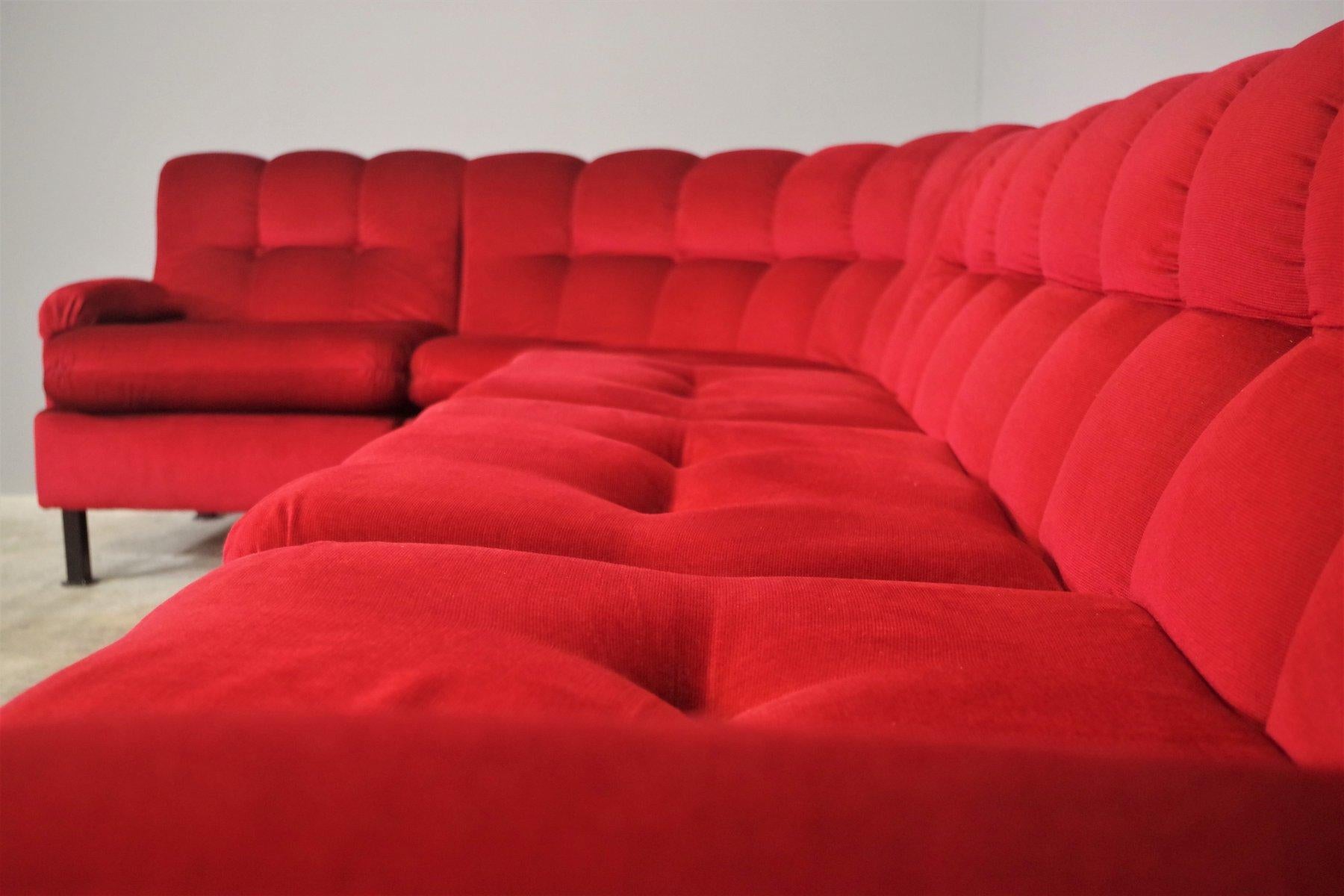 Sofá seccional vintage de terciopelo rojo, años 70 en venta 7