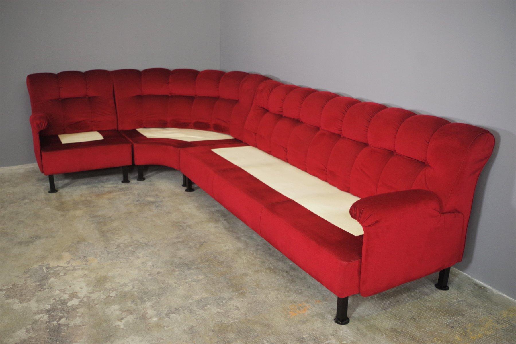 Sofá seccional vintage de terciopelo rojo, años 70 Late 20th Century en venta