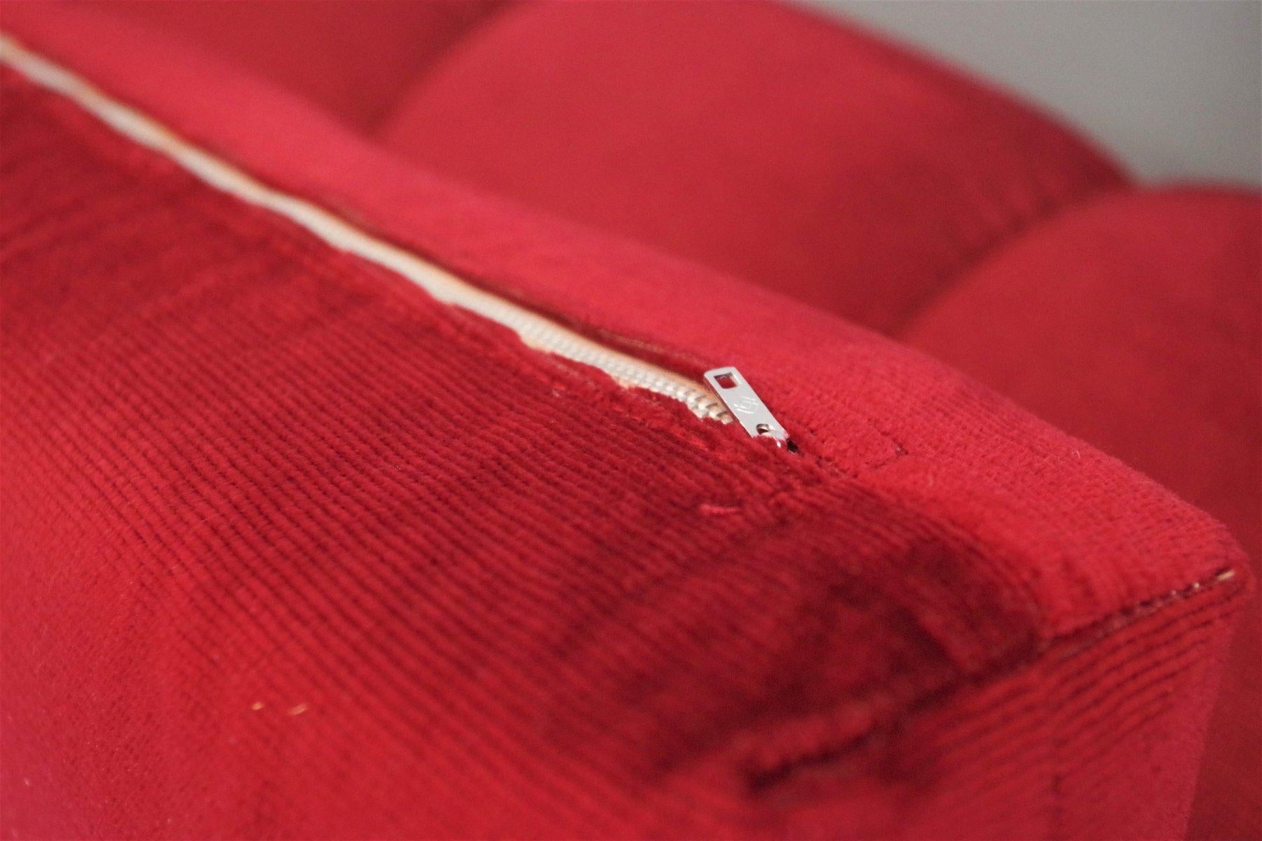 Sofá seccional vintage de terciopelo rojo, años 70 Tela en venta