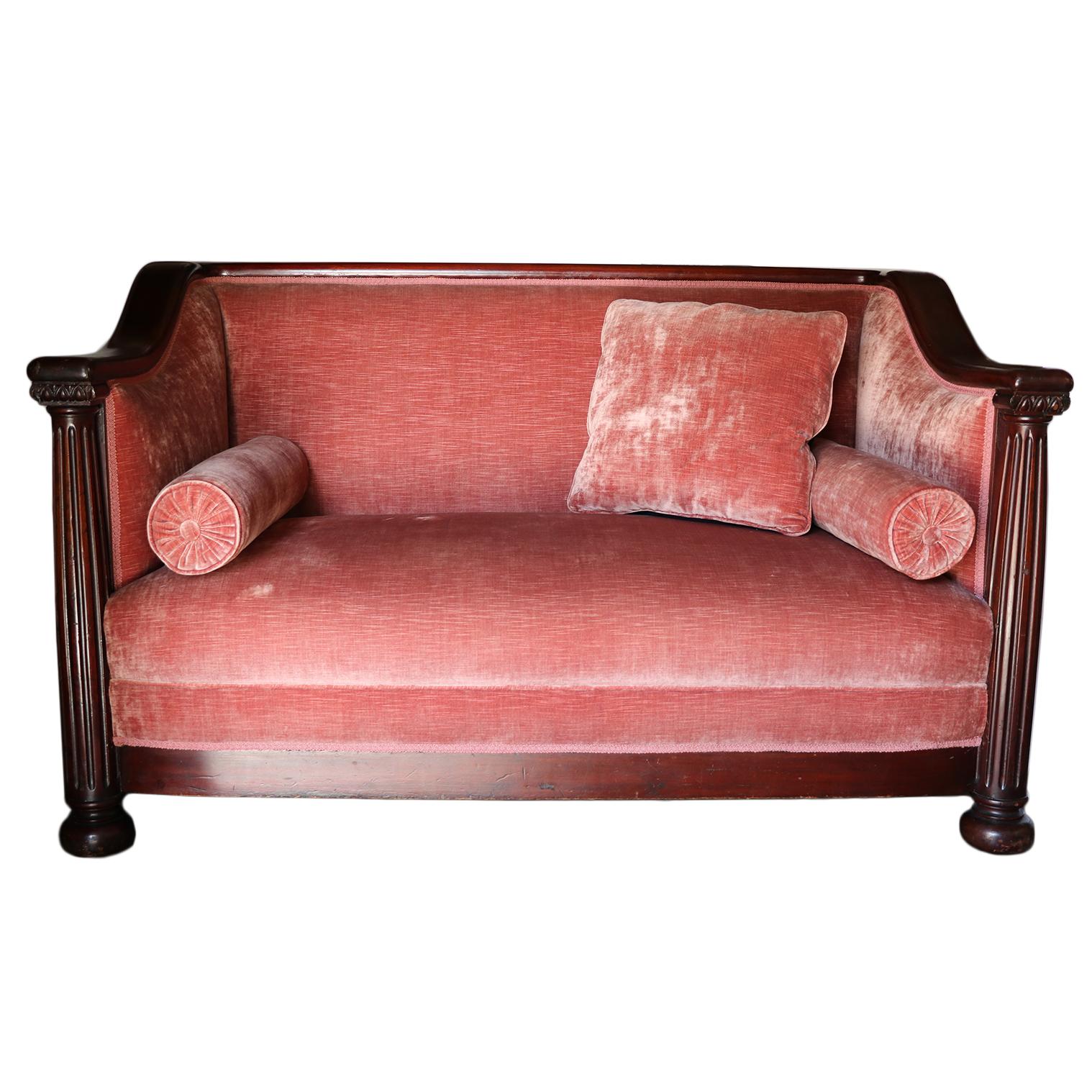 Rehaussez votre décoration intérieure avec ce canapé en velours rouge qui allie harmonieusement le confort, le style et une touche d'allure vintage. Livré avec un coussin carré et 2 coussins roulants. La surface d'assise est de 46,5