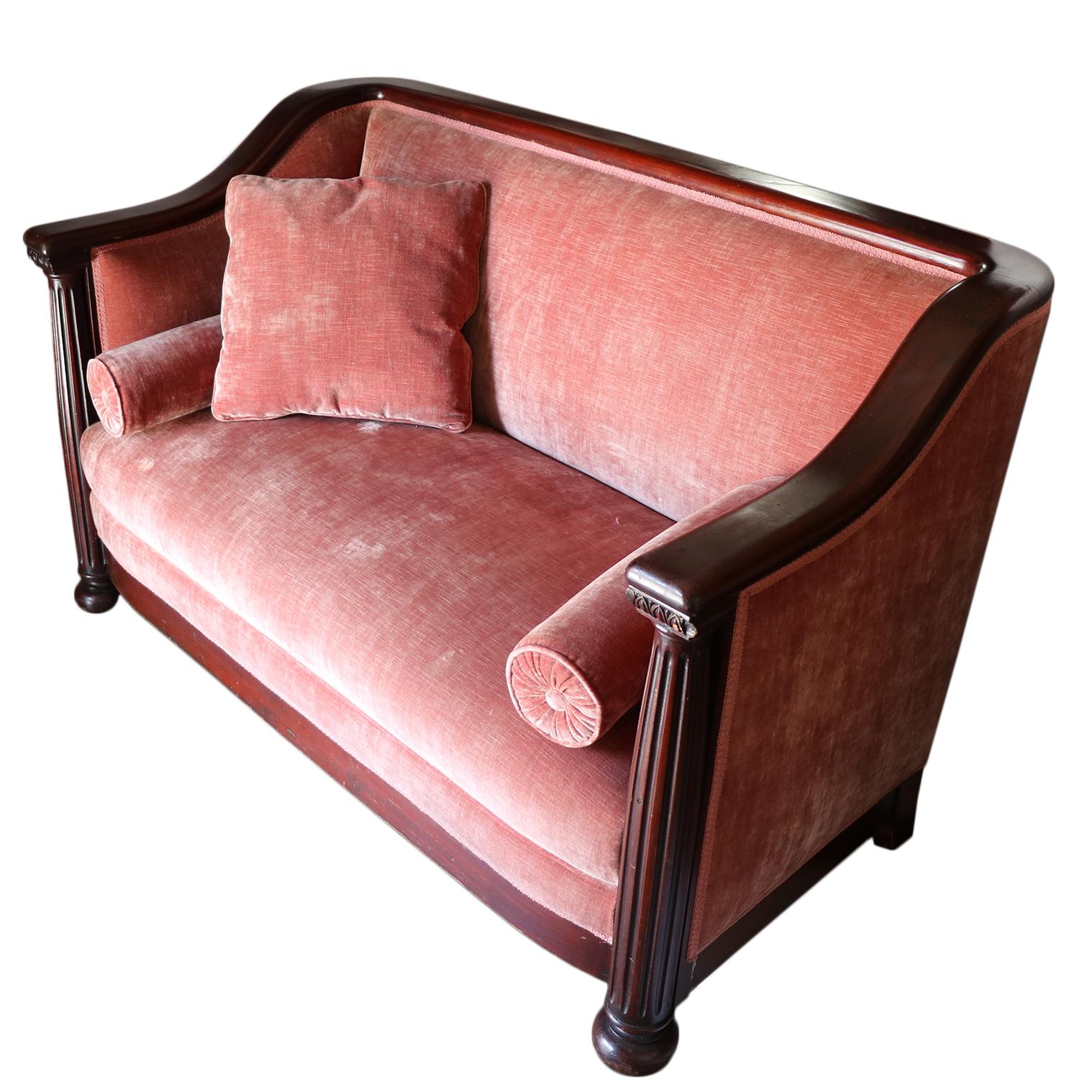 Vintage-Sofa aus rotem Samt im Zustand „Gut“ im Angebot in San Francisco, CA