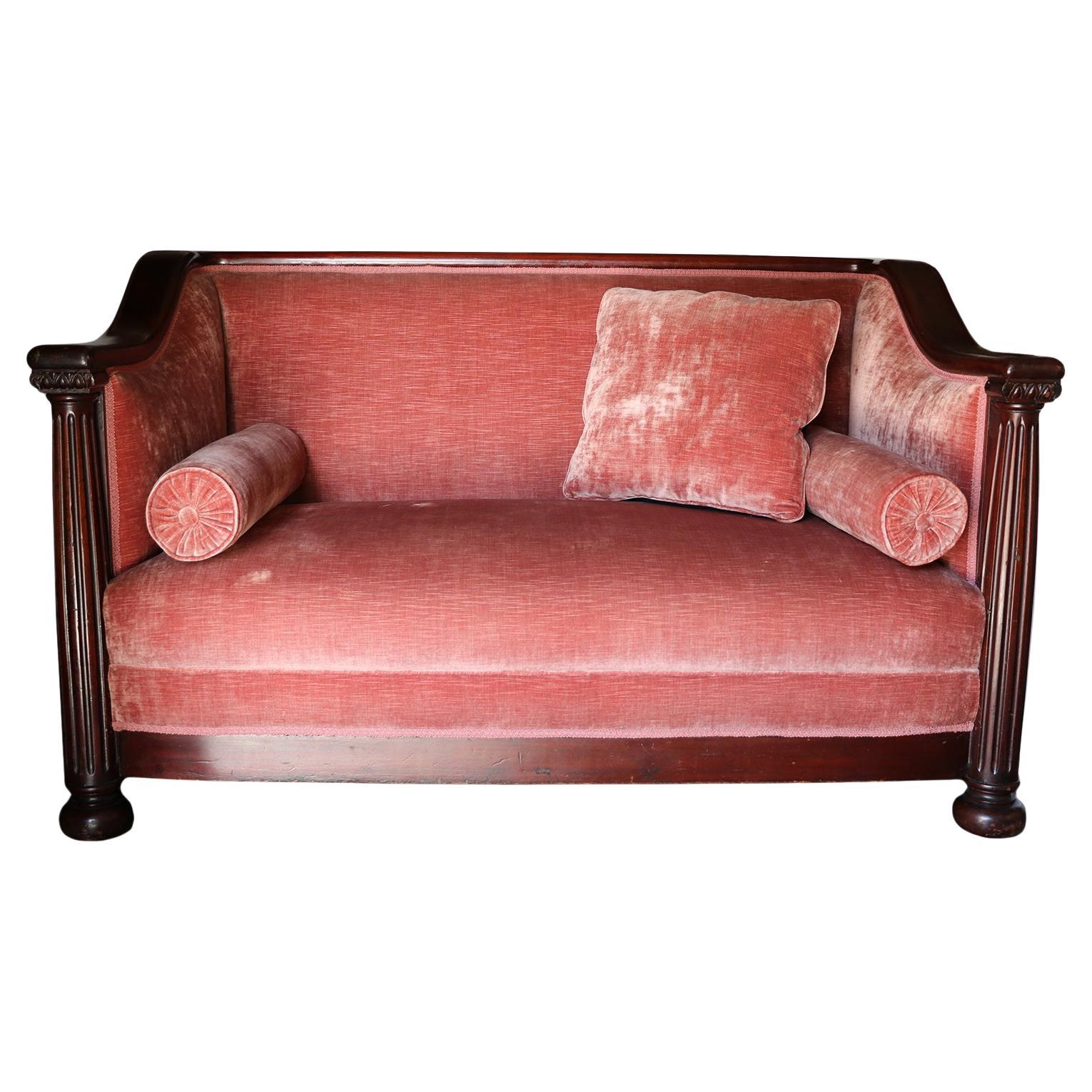 Vintage-Sofa aus rotem Samt im Angebot