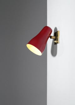 Lampe murale rouge vintage de style Pierre Guariche en laiton, France, années 1960