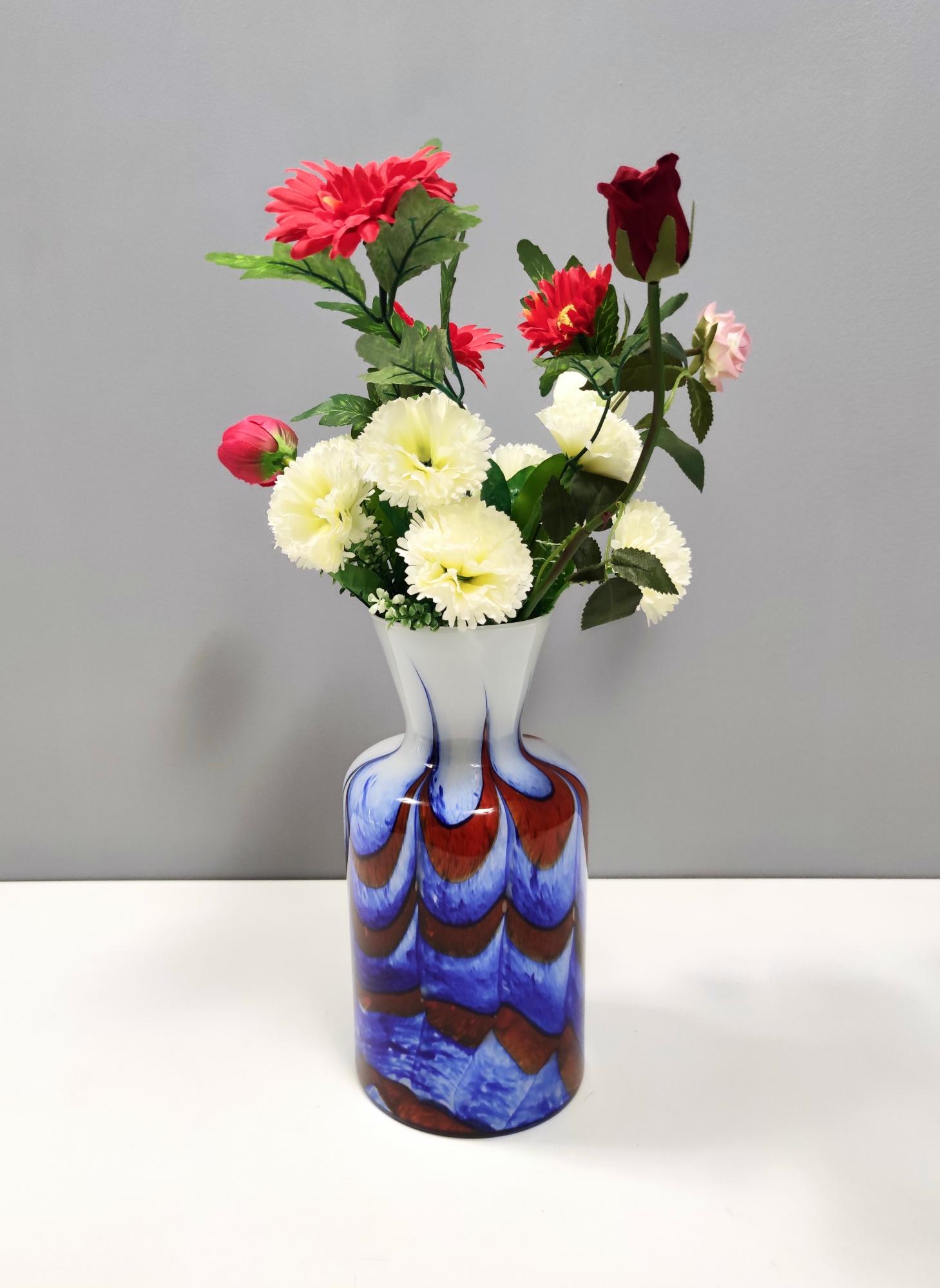 Postmoderne Vase aus rotem, weißem und blauem Muranoglas von Carlo Moretti, Italien (Italienisch) im Angebot