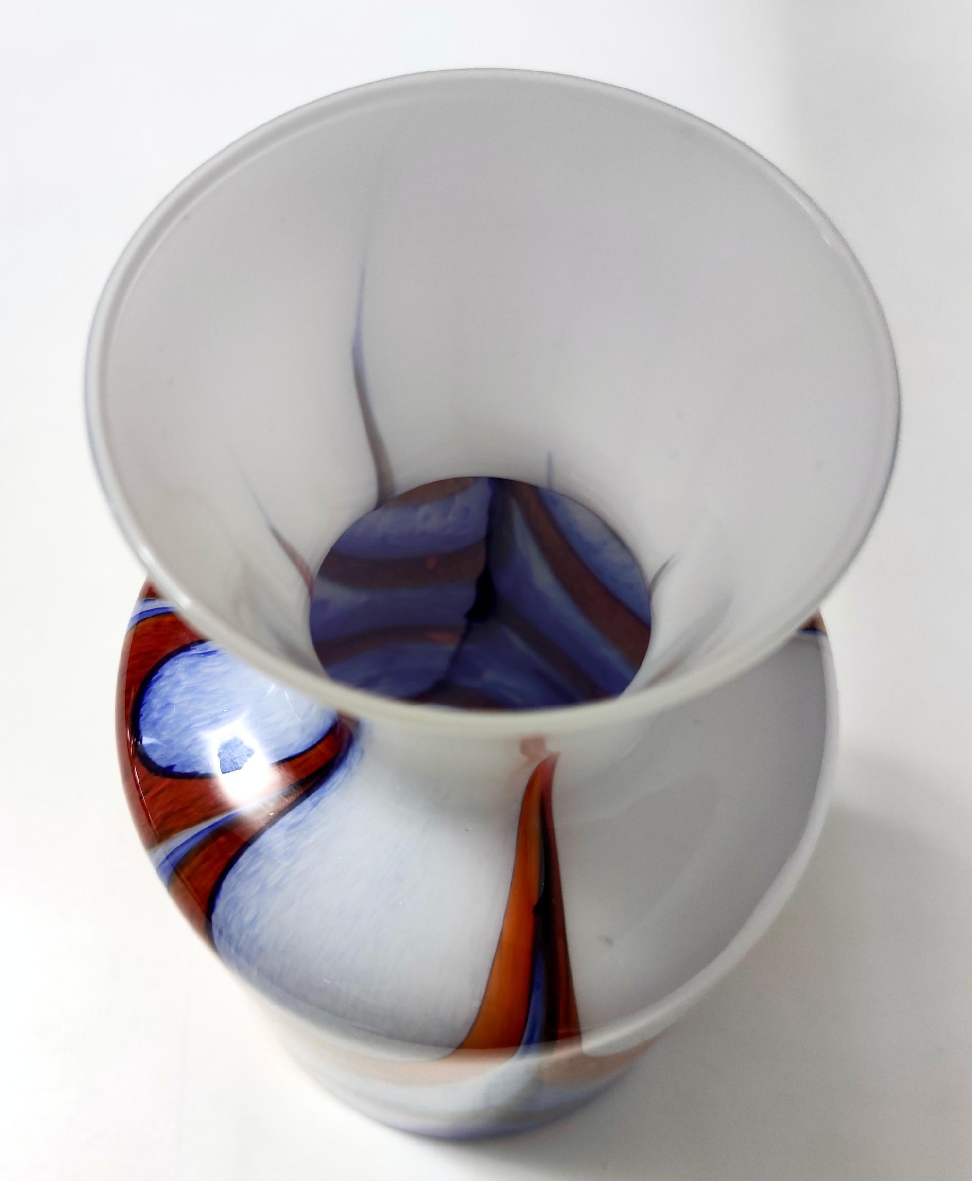 Vase postmoderne en verre de Murano rouge, blanc et bleu par Carlo Moretti, Italie en vente 1