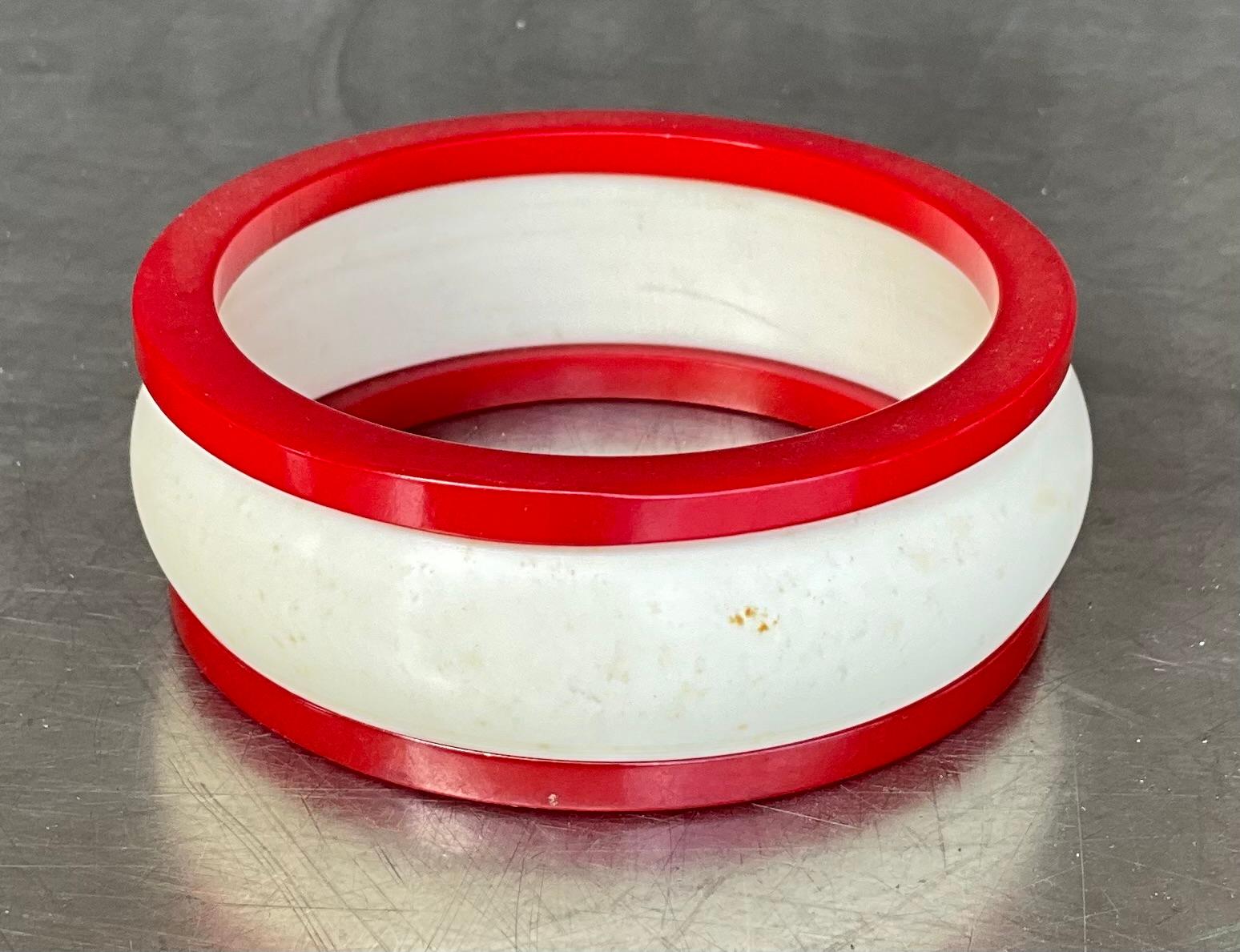 Dieses rot-weiße Armreifset im Vintage-Stil ist eine wunderschöne Kombination aus auffälligem Rot und makellosem Weiß, die ein perfektes Gleichgewicht zwischen leuchtenden und neutralen Tönen schafft. Die Armreifen können mit zarten Mustern wie