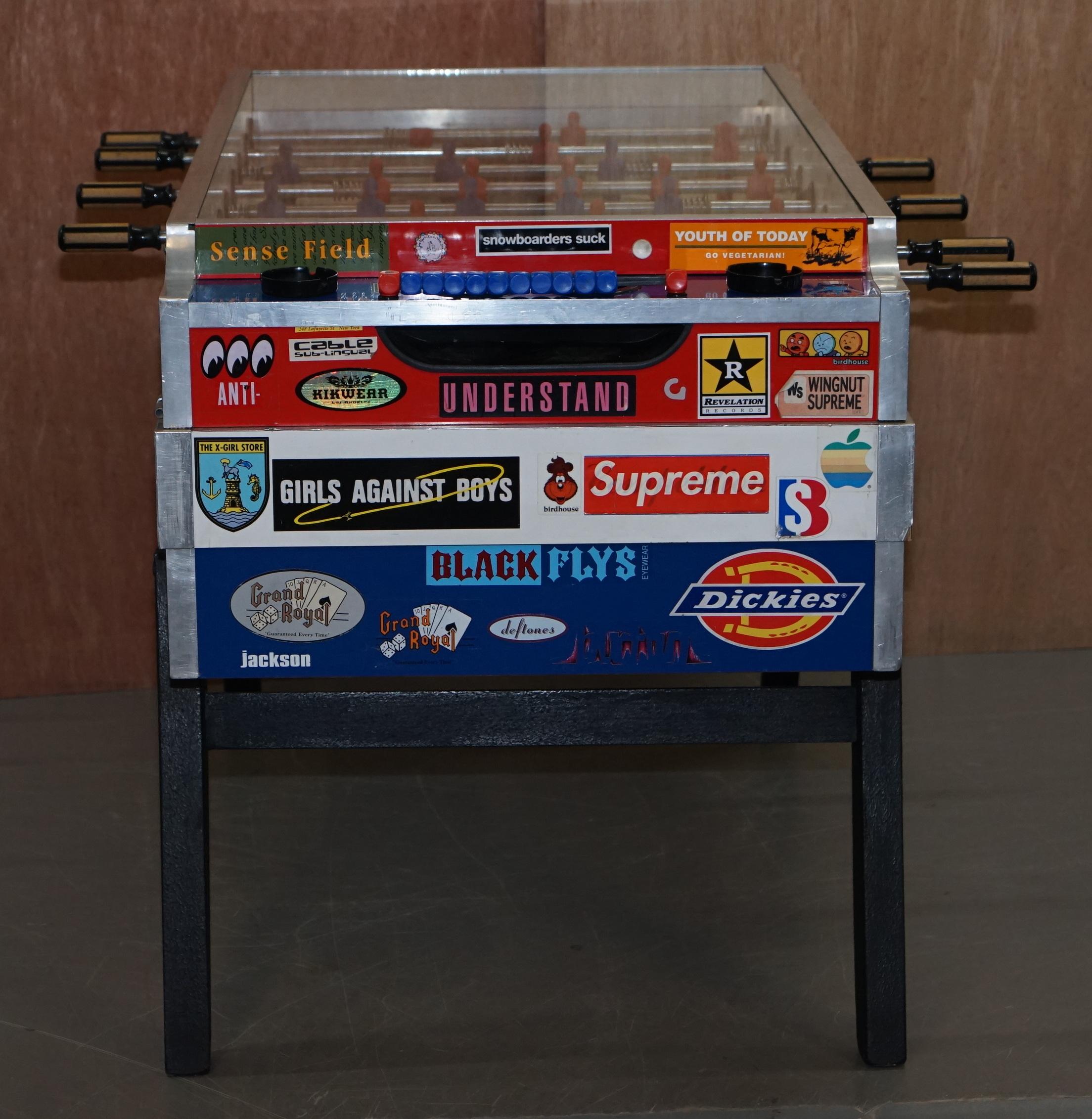 Vintage Rot Weiß & Blau Foosball Tischfußball in Popkultur Aufkleber abgedeckt 3