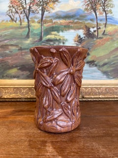 Jarrón vintage en relieve floral esmaltado marrón de Red Wing Pottery