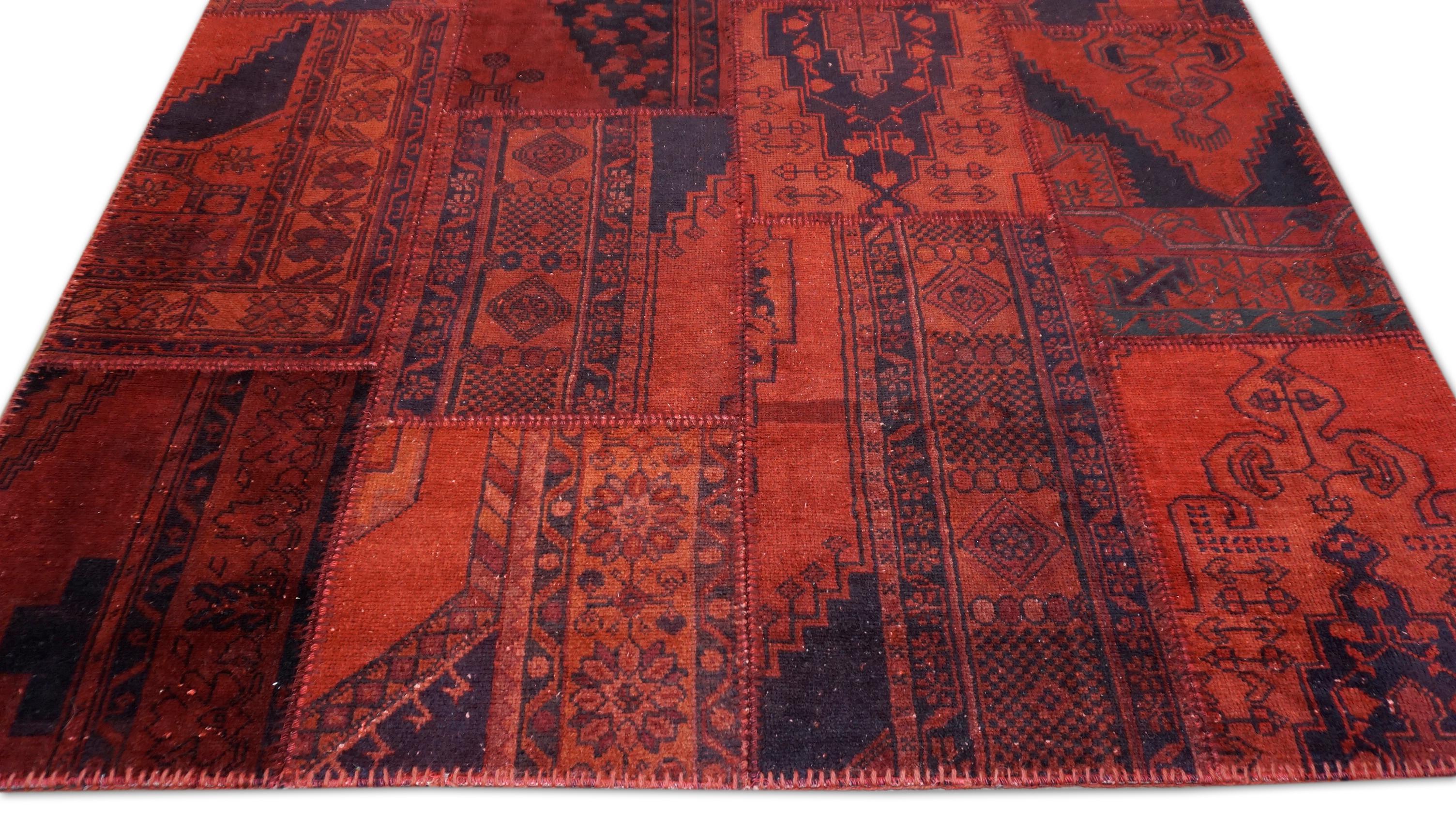 Roter und marineblauer Patchwork-Wollteppich im Vintage-Stil 5'8''x7'9'' im Zustand „Gut“ im Angebot in Torrance, CA