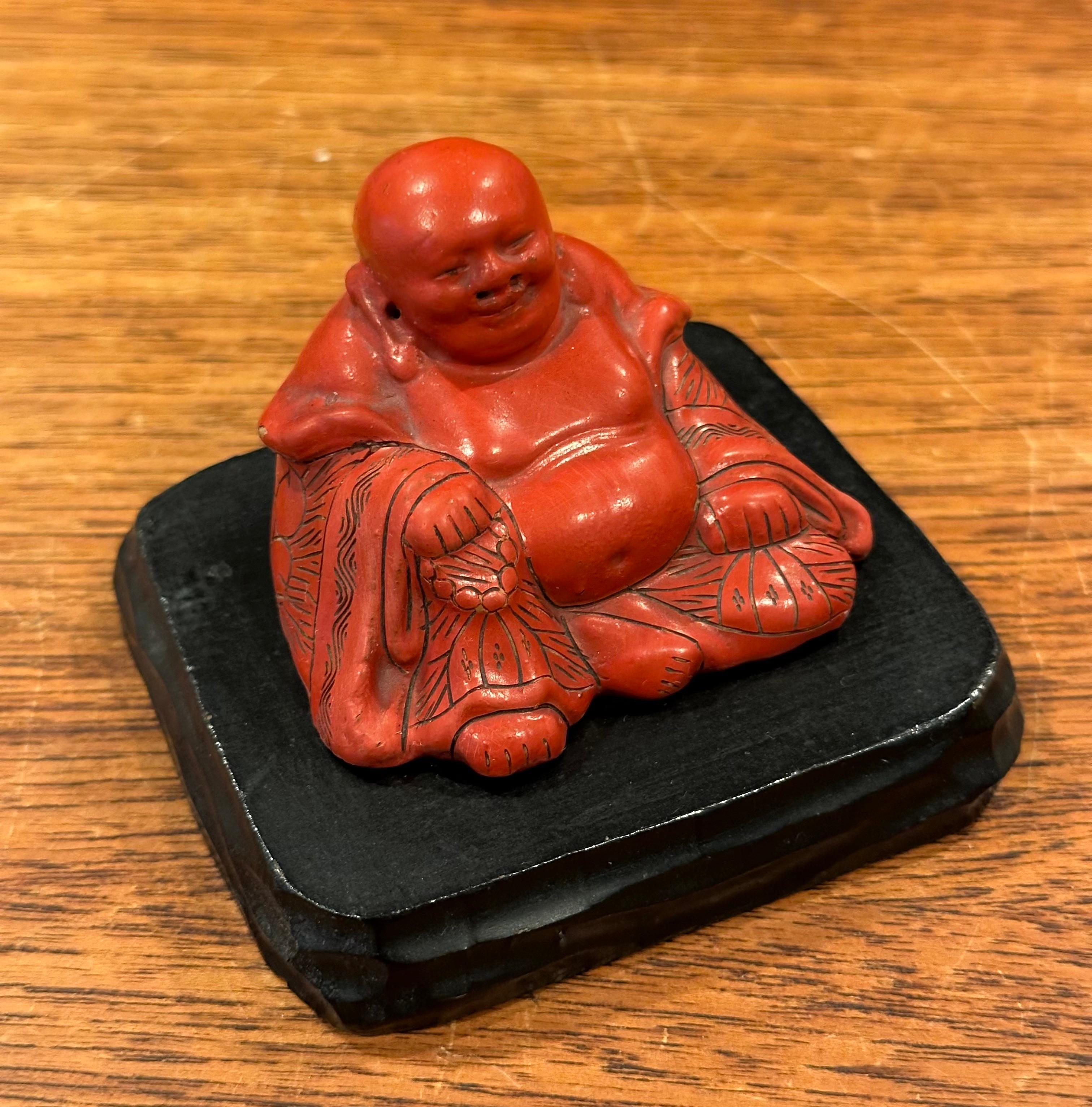 Scultura vintage in legno rosso e resina 