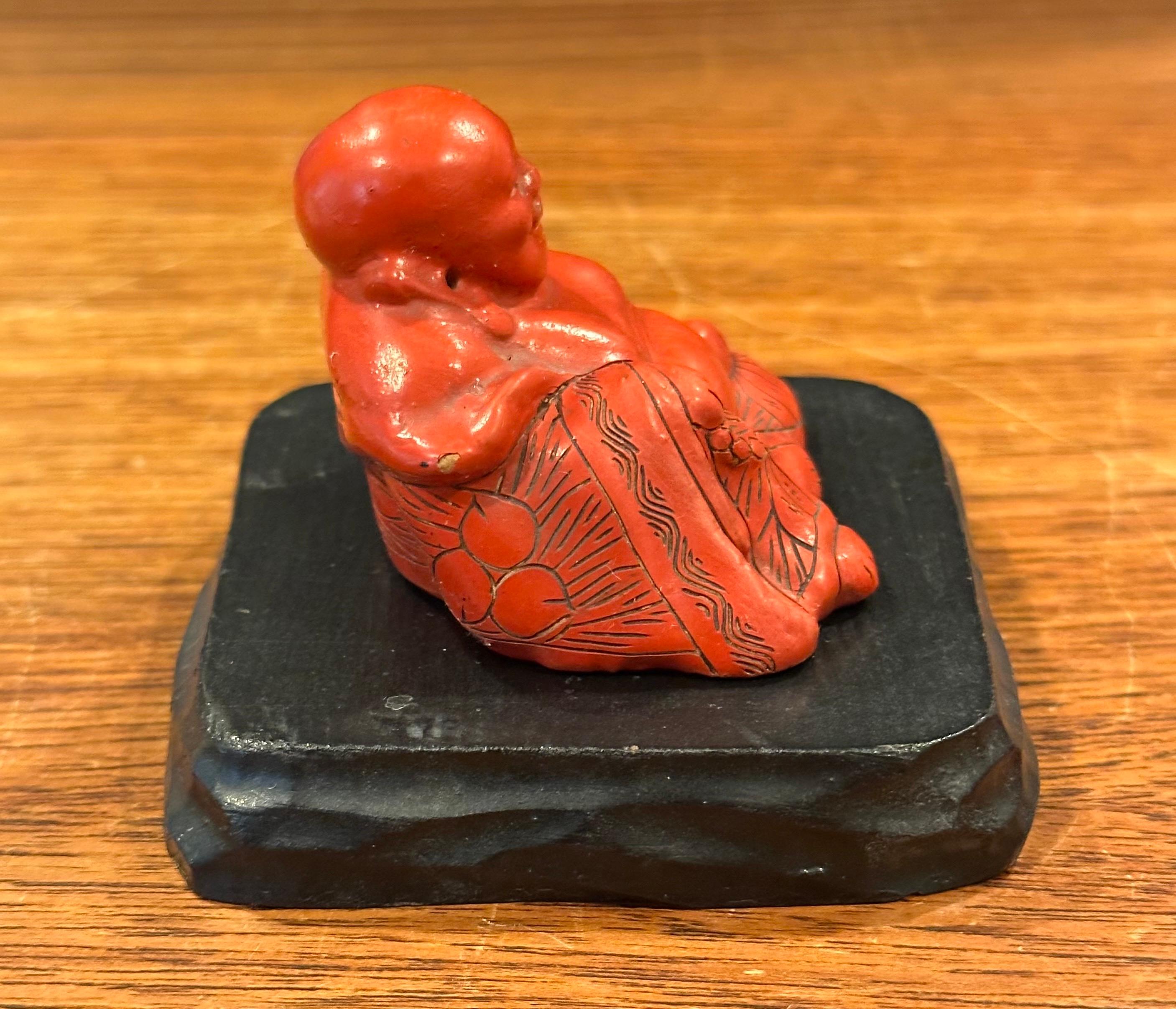 Scultura vintage in legno rosso e resina 