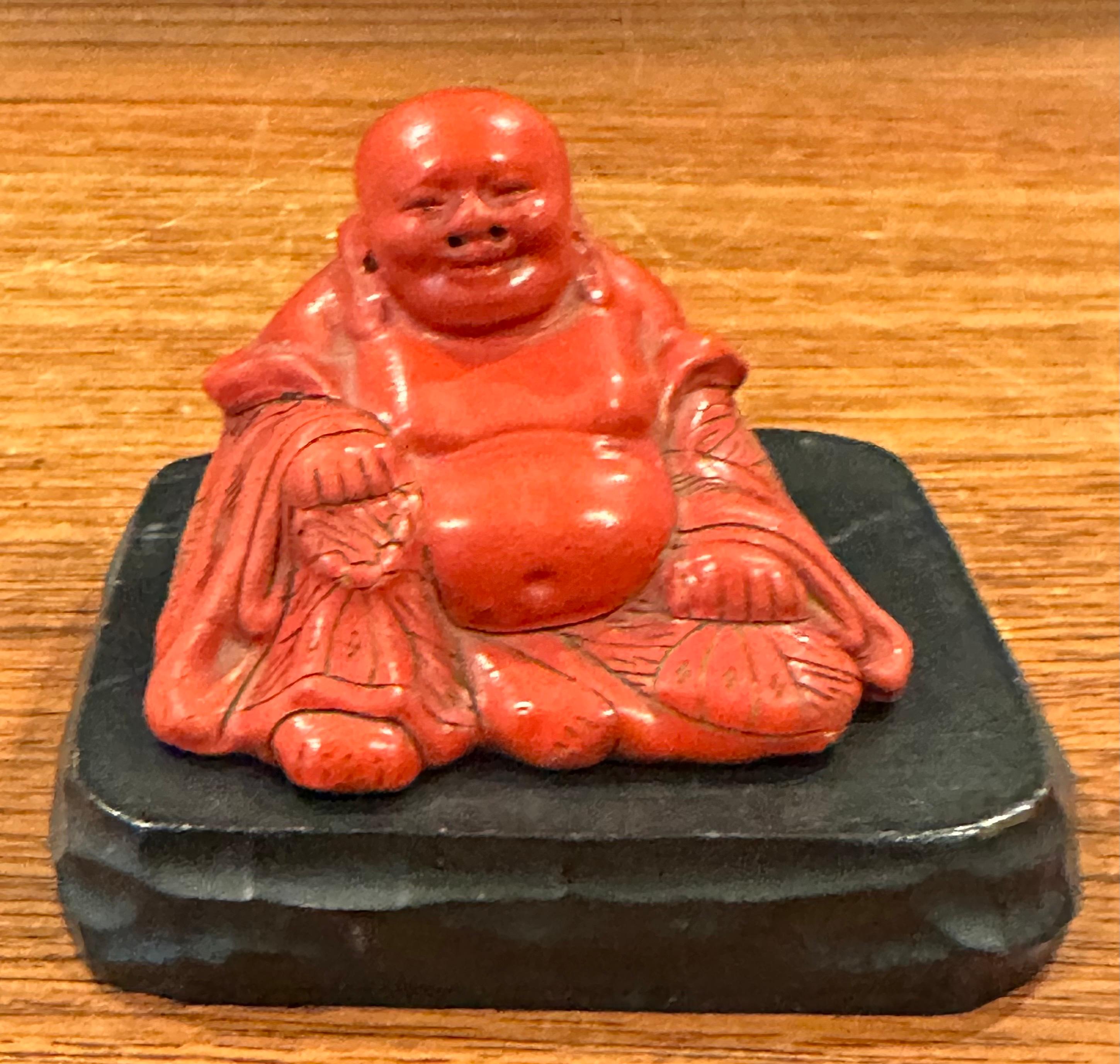 Scultura vintage in legno rosso e resina 