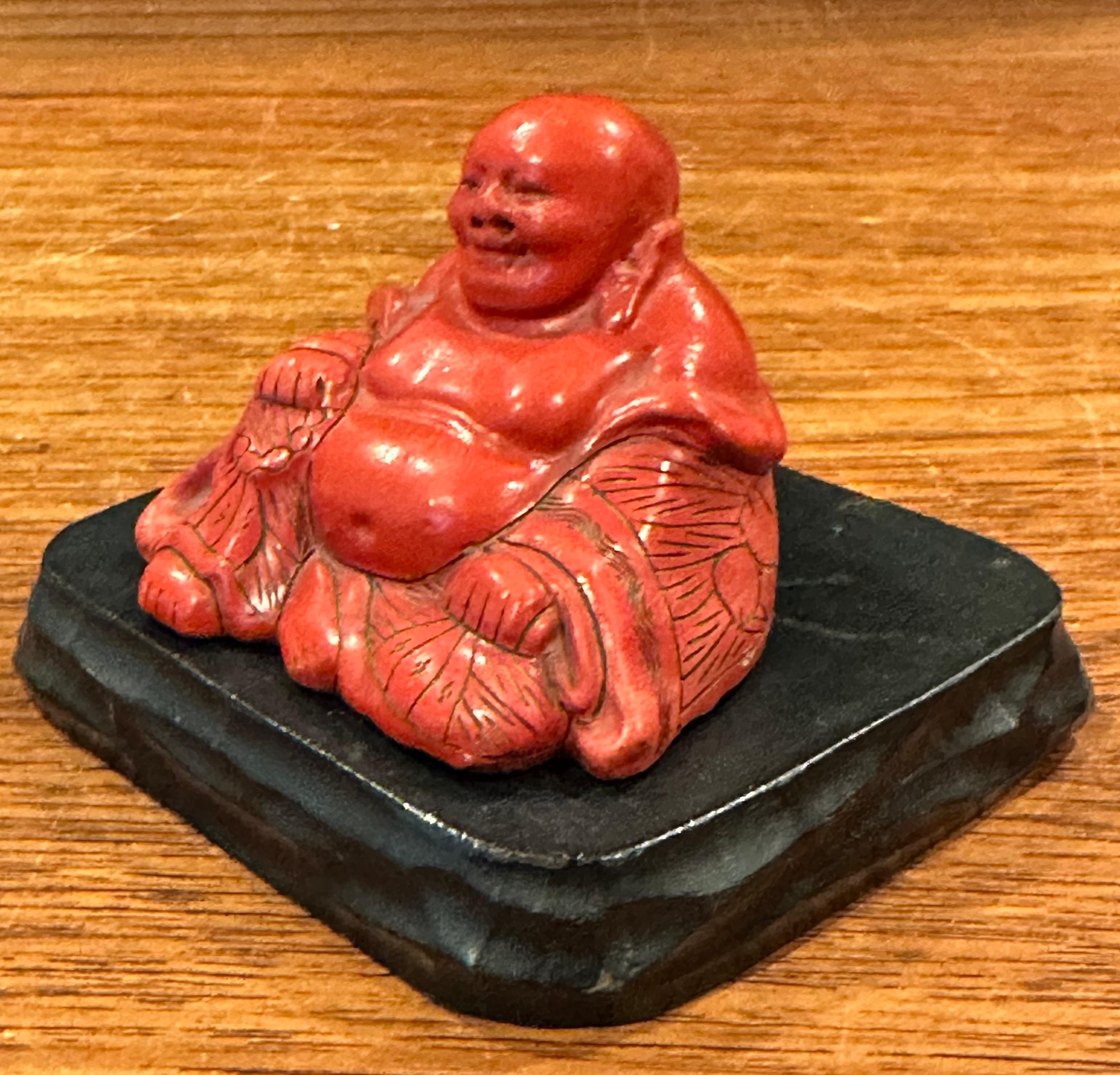 Scultura vintage in legno rosso e resina 