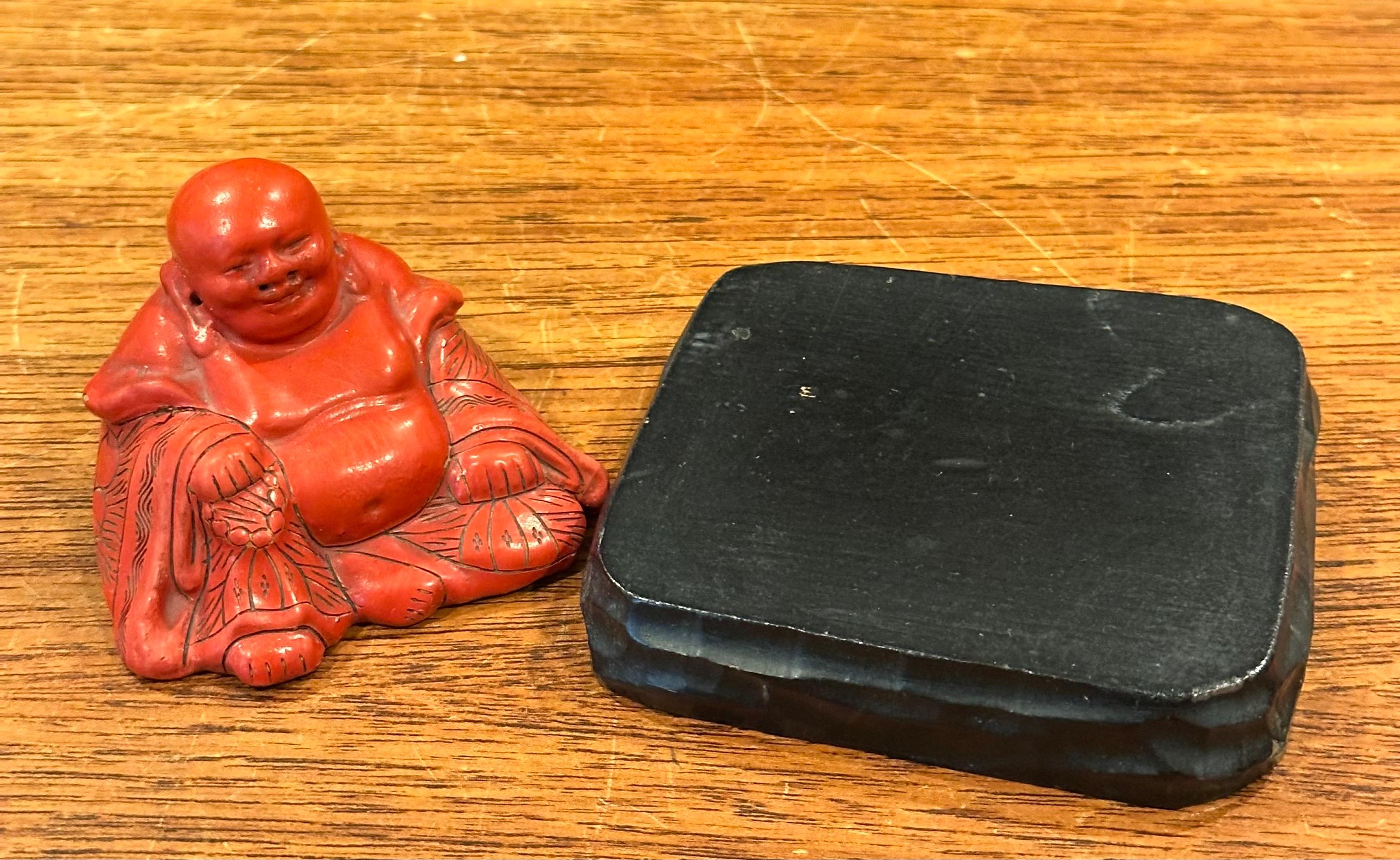 Scultura vintage in legno rosso e resina 
