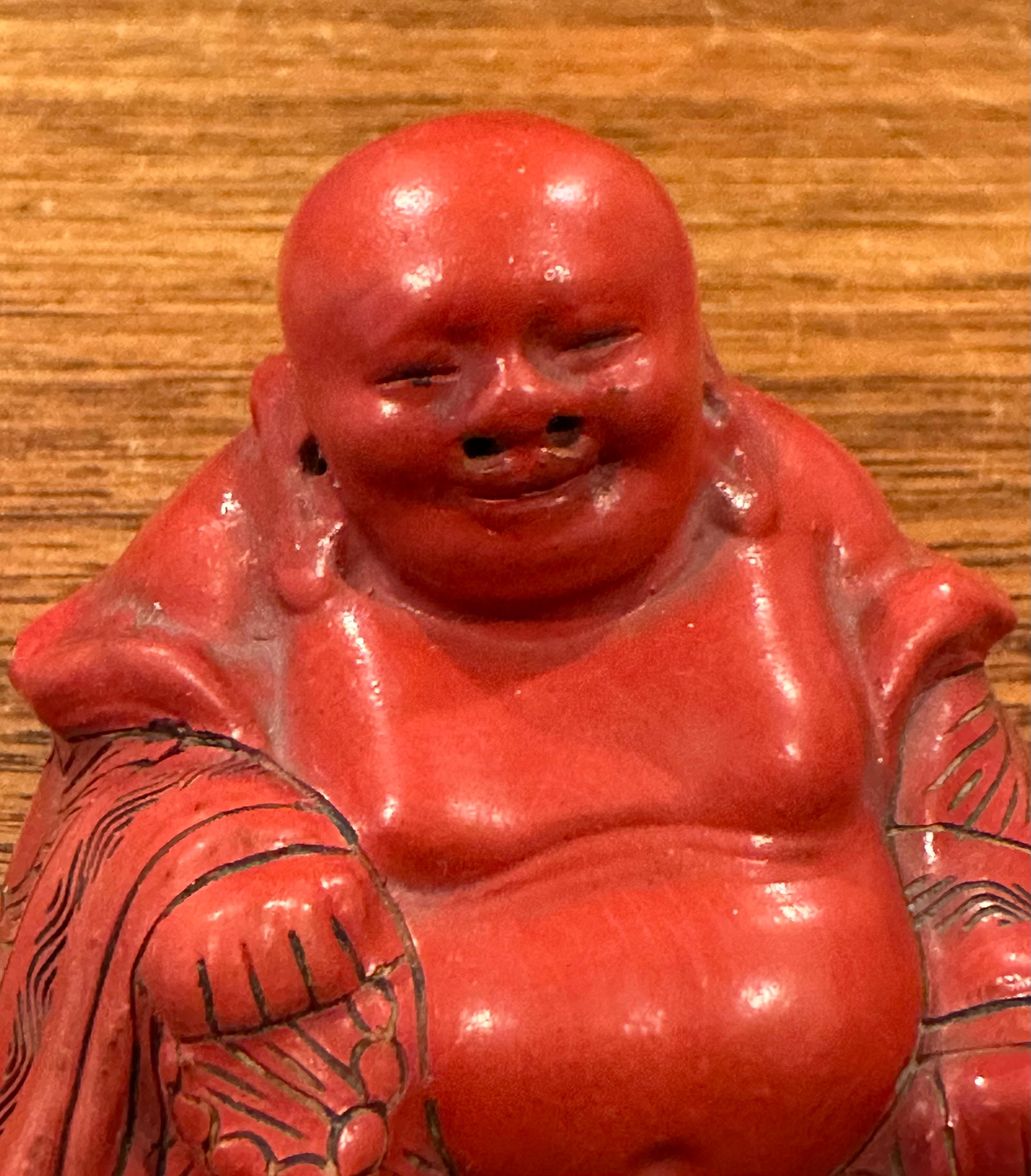 Scultura vintage in legno rosso e resina 