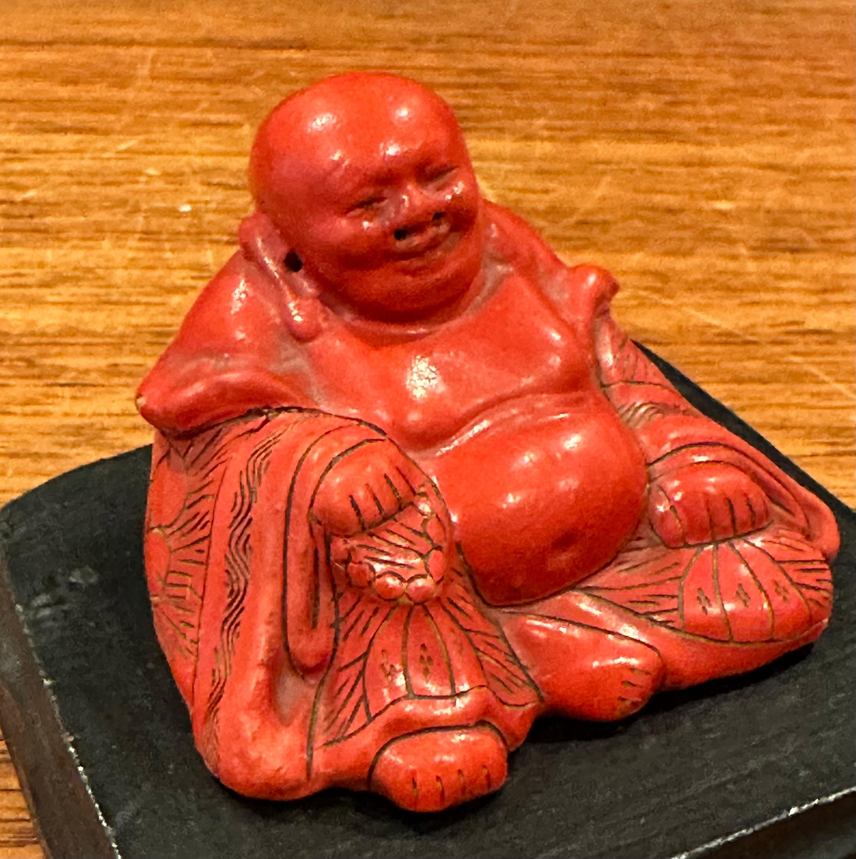 Scultura vintage in legno rosso e resina 