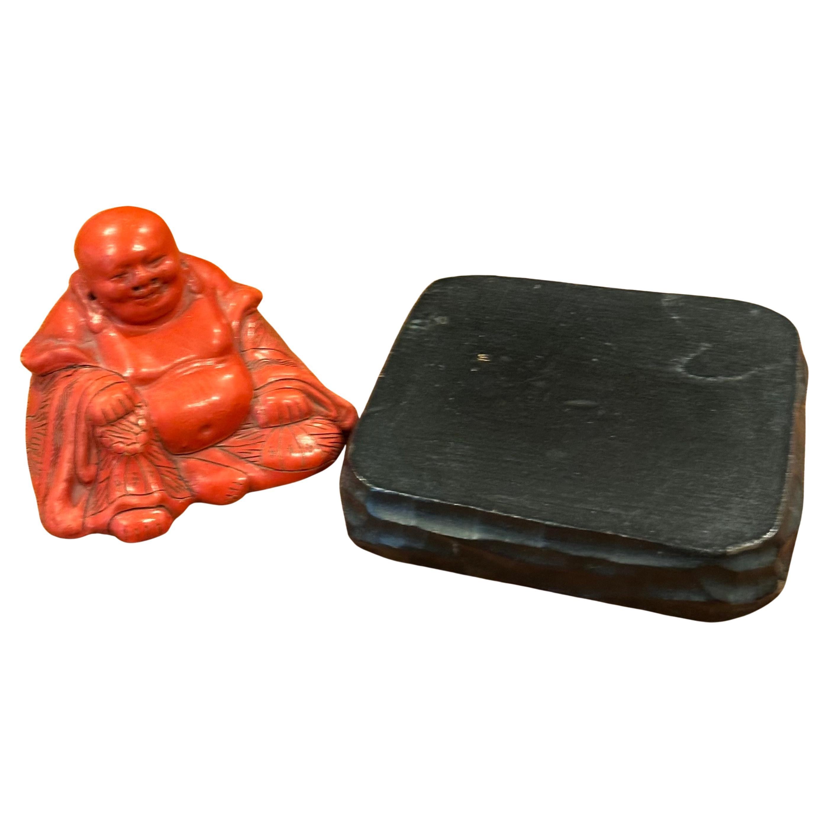 XX secolo Scultura vintage in legno rosso e resina 