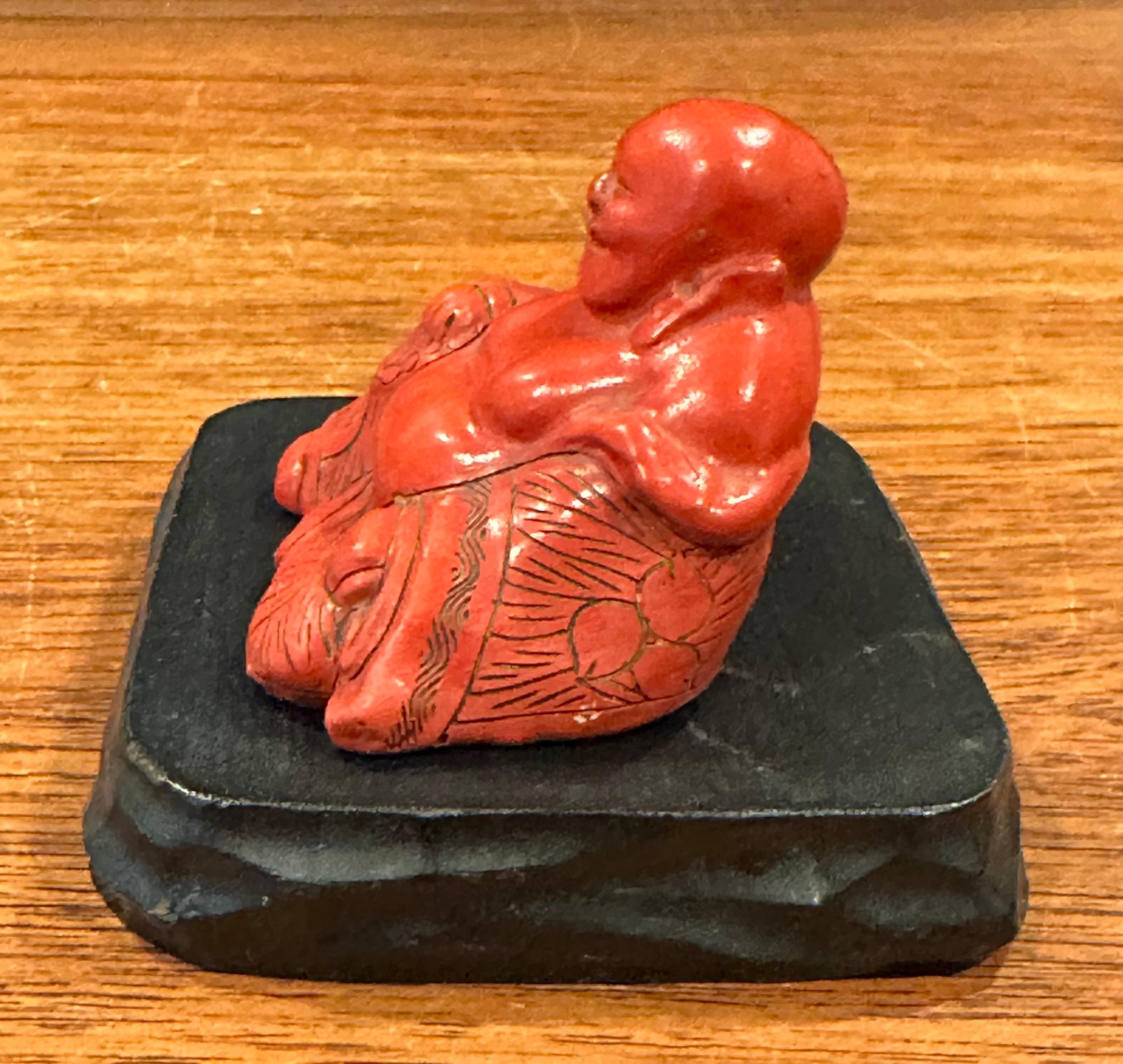 Resina Scultura vintage in legno rosso e resina 