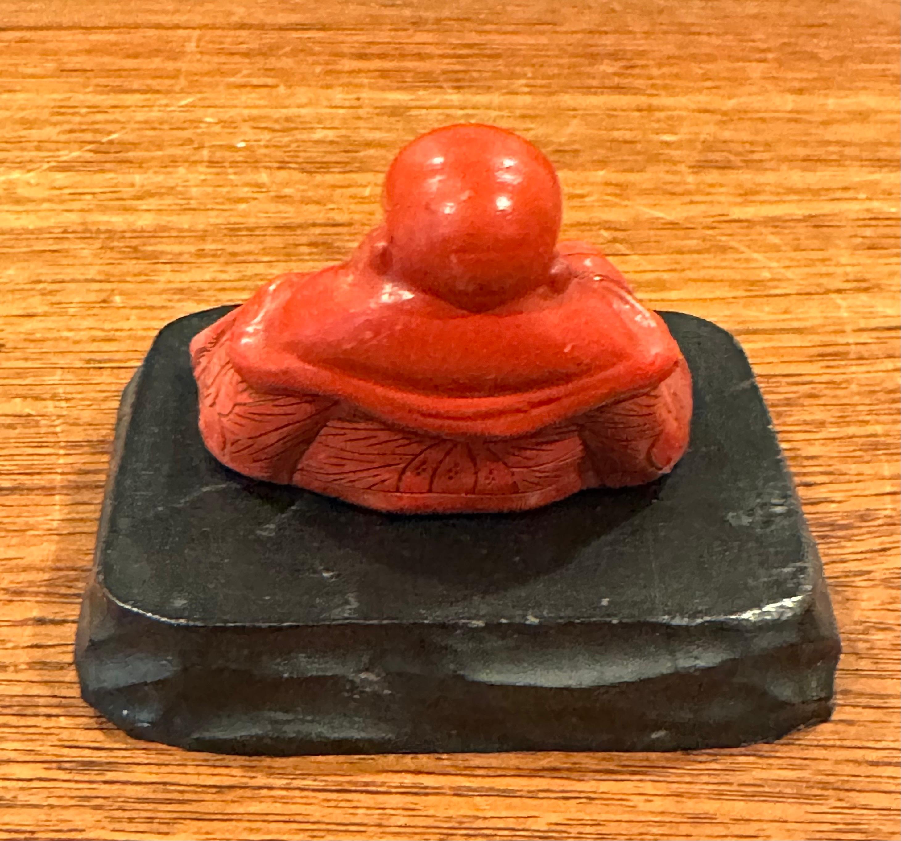Scultura vintage in legno rosso e resina 