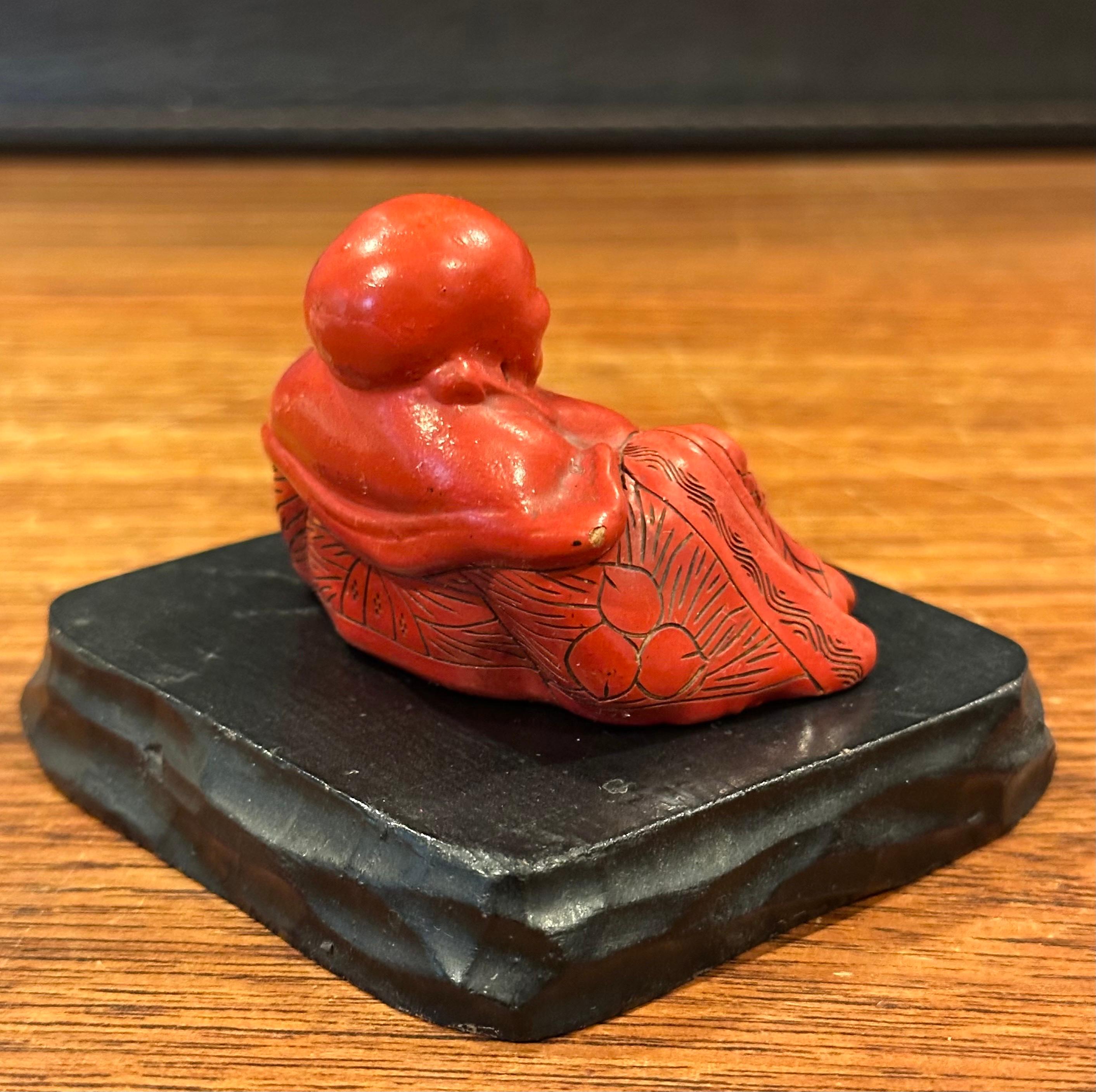 Scultura vintage in legno rosso e resina 